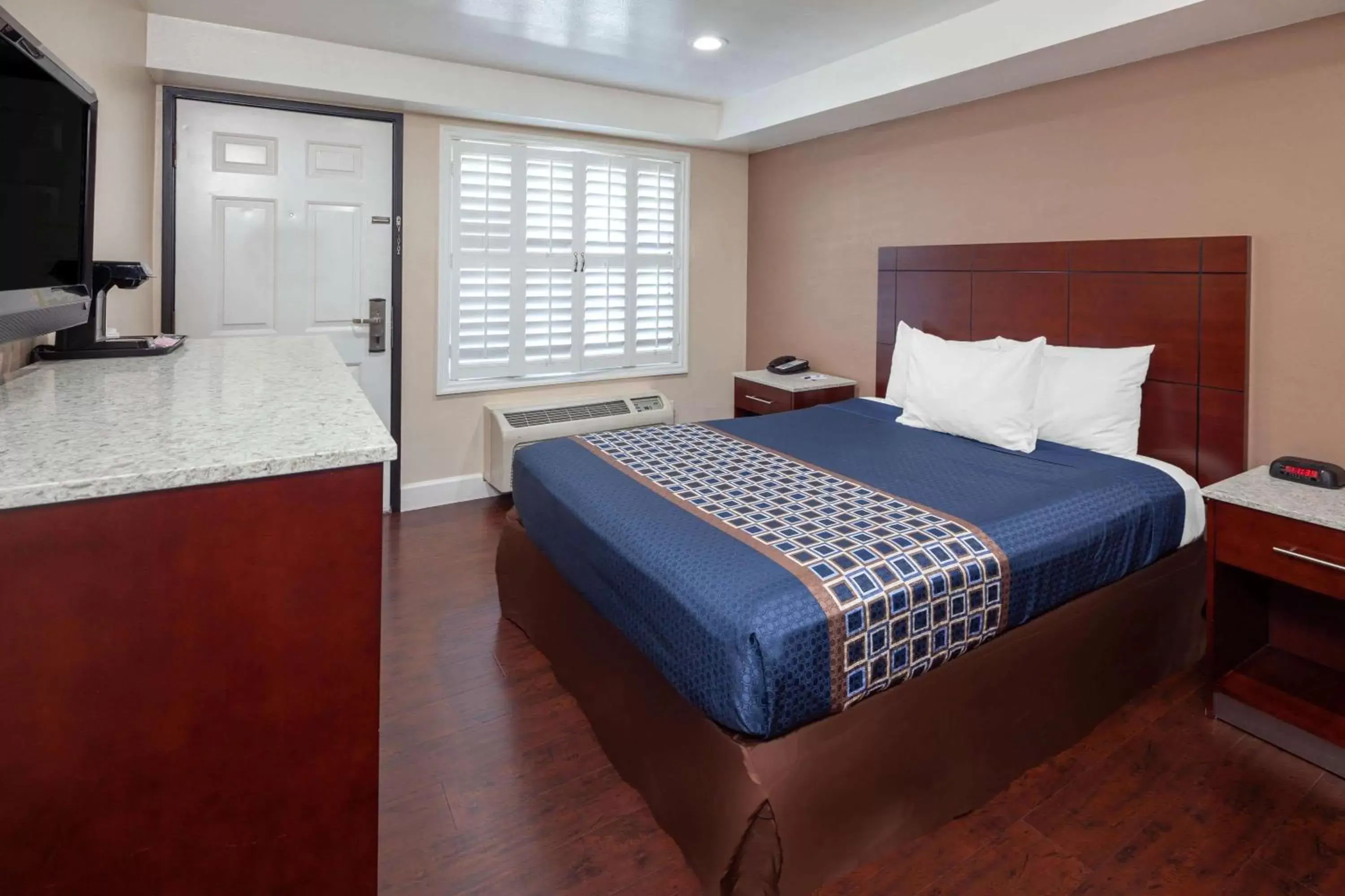 Photo of the whole room, Bed in Travelodge by Wyndham Harbor City