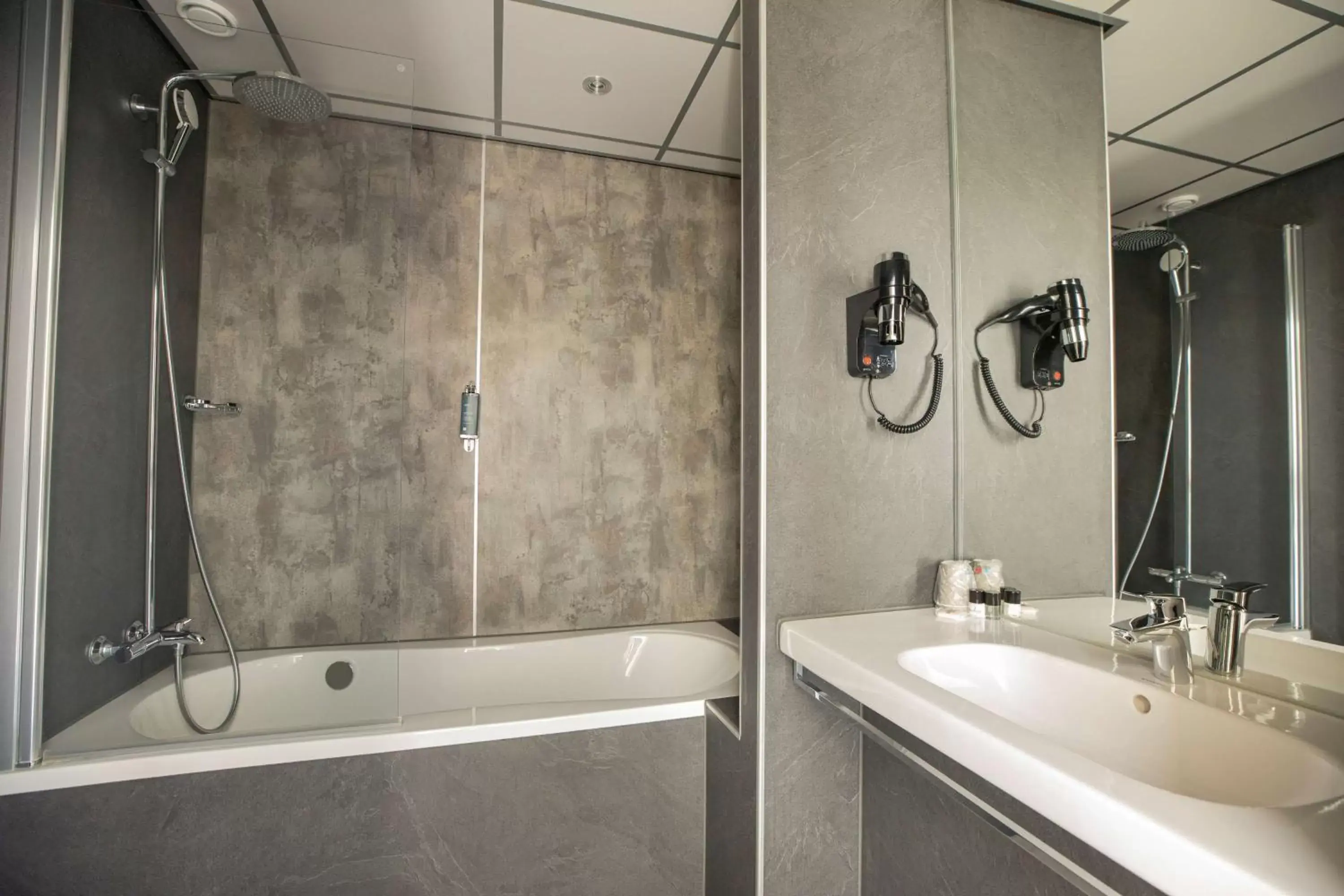 Photo of the whole room, Bathroom in Flonk Hotel Groningen Zuid, BW Signature Collection voorheen Best Western Plus Hotel Groningen Plaza