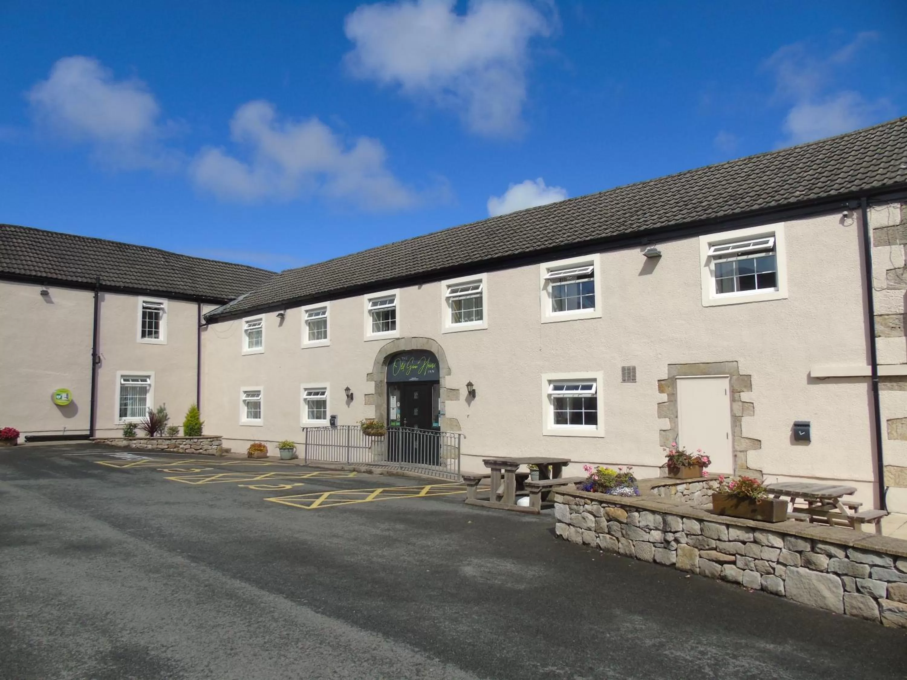 Facade/entrance in The Old Ginn House Inn