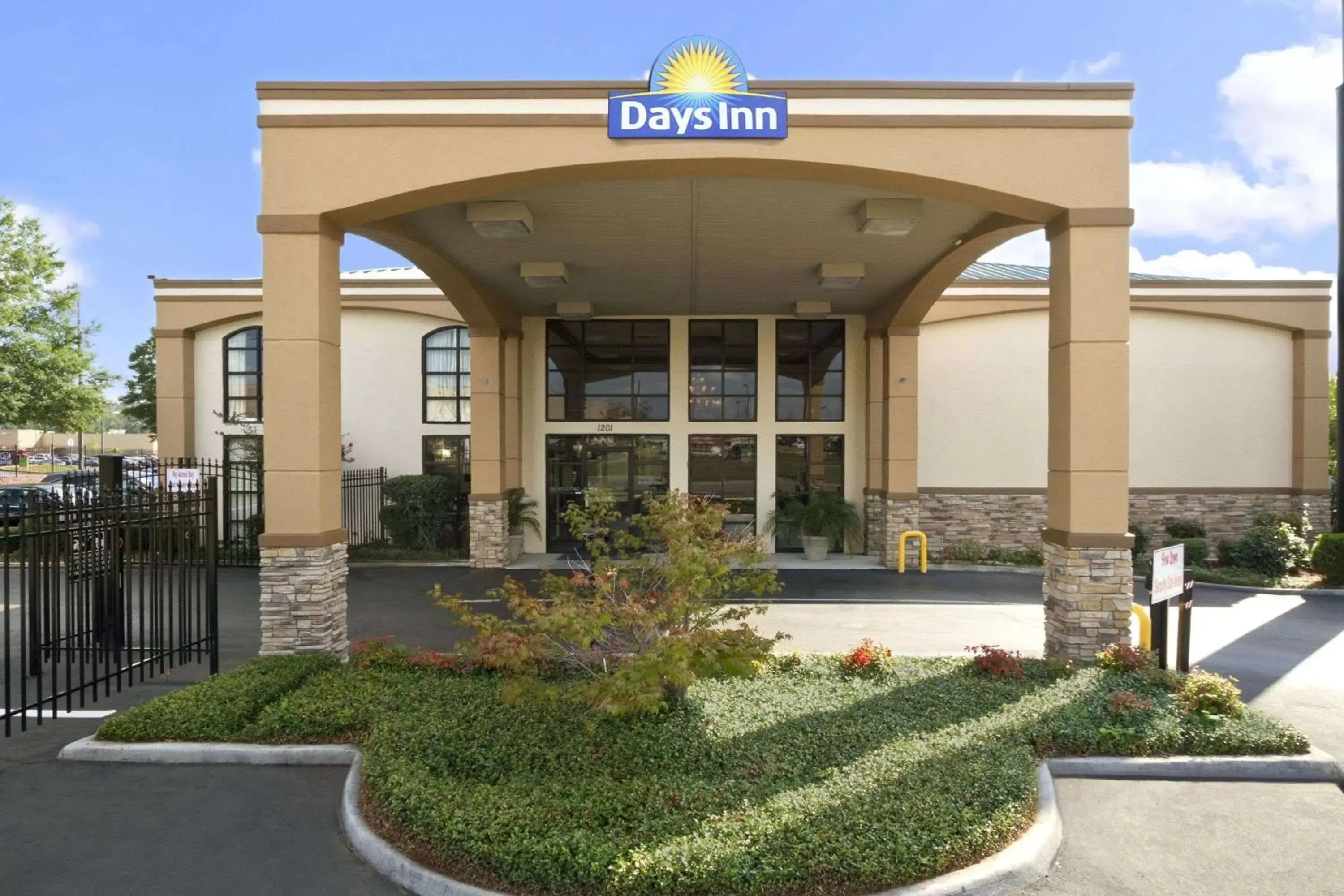 Property building in Days Inn & Suites by Wyndham Tuscaloosa - Univ. of Alabama