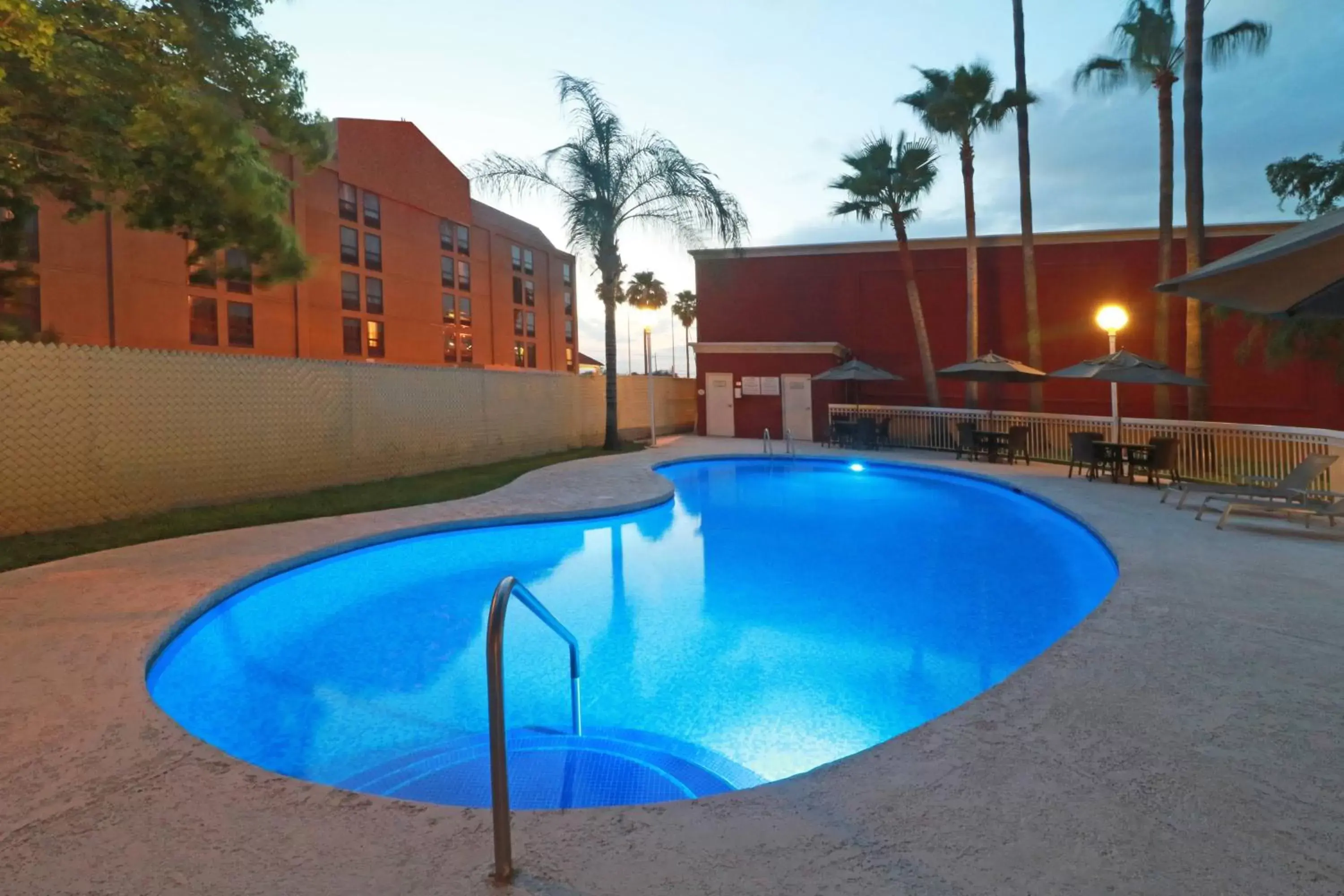 Swimming Pool in Courtyard Monterrey Airport