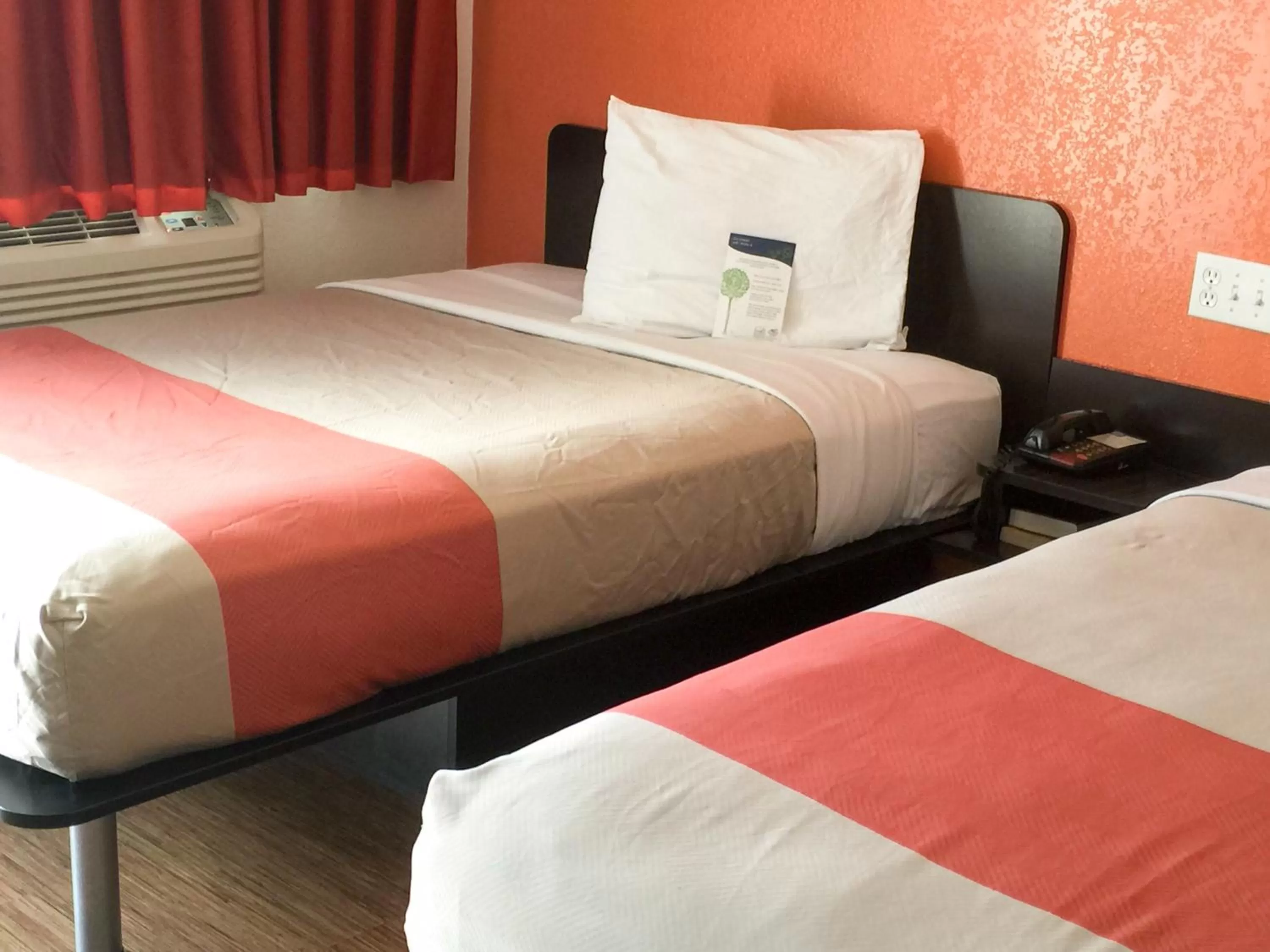 Bedroom, Bed in Motel 6-Ardmore, OK