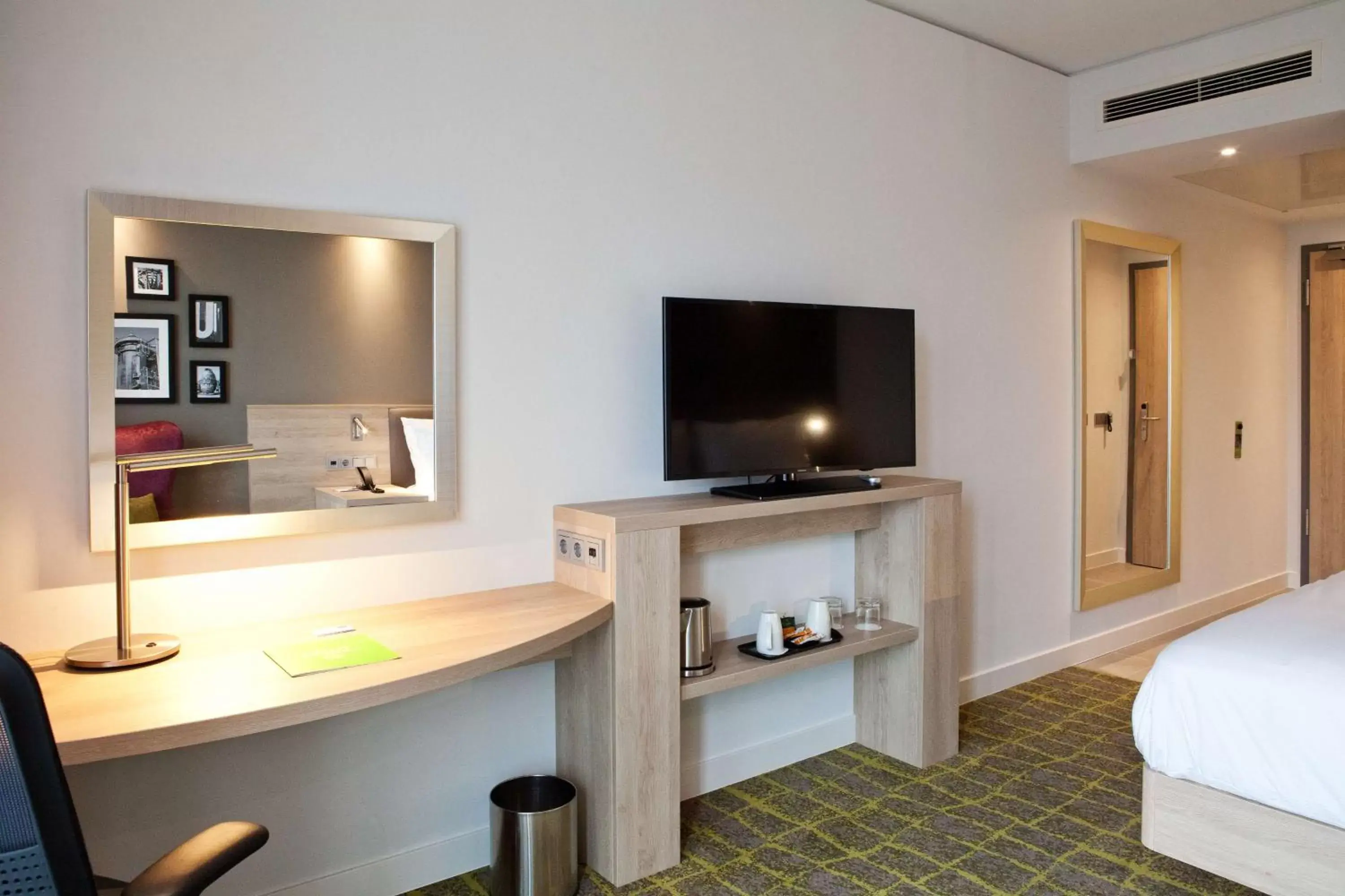 Photo of the whole room, TV/Entertainment Center in Hampton By Hilton Dortmund Phoenix See