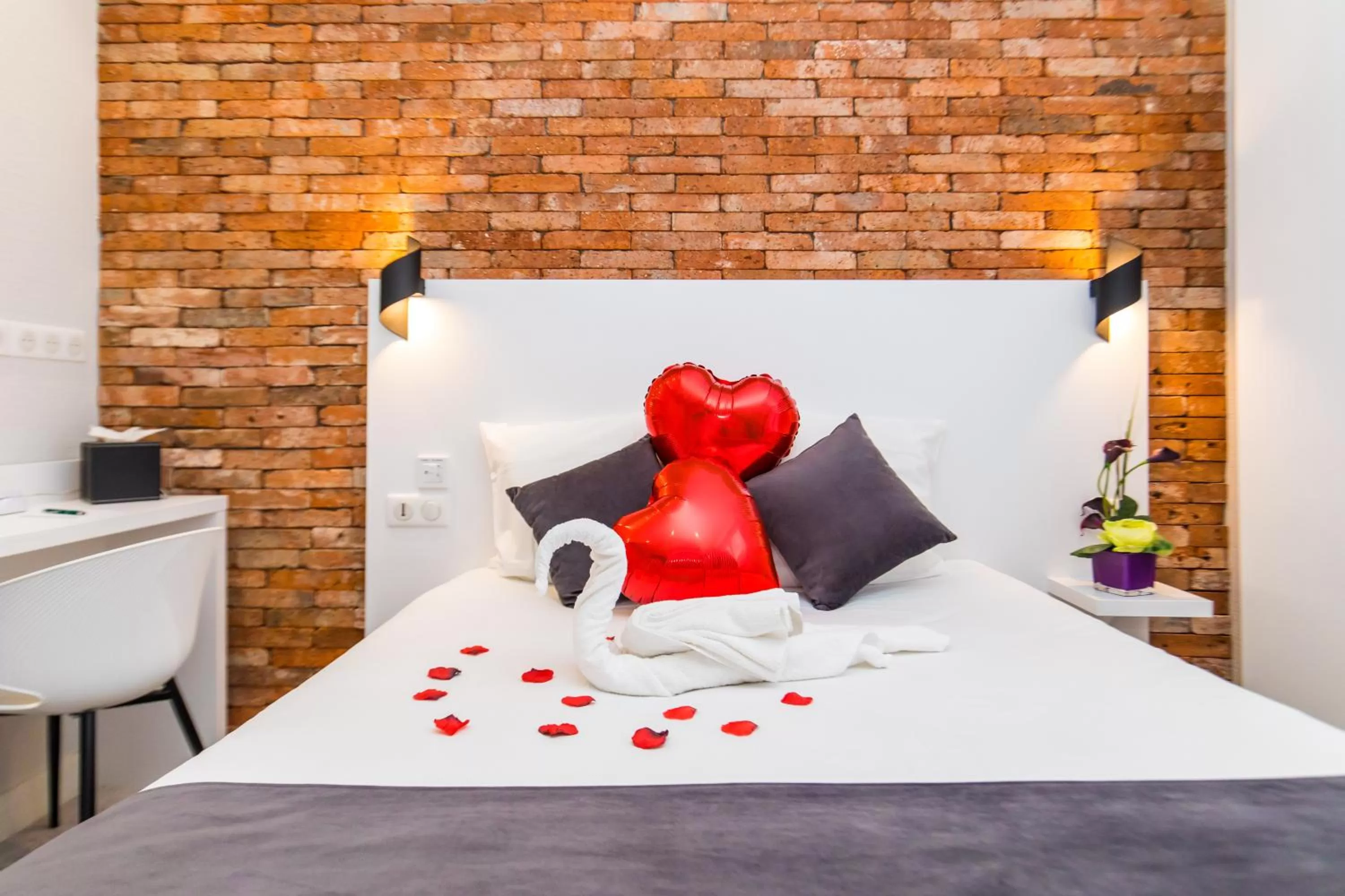 Bed in HOTEL DE PARIS MONTPARNASSE