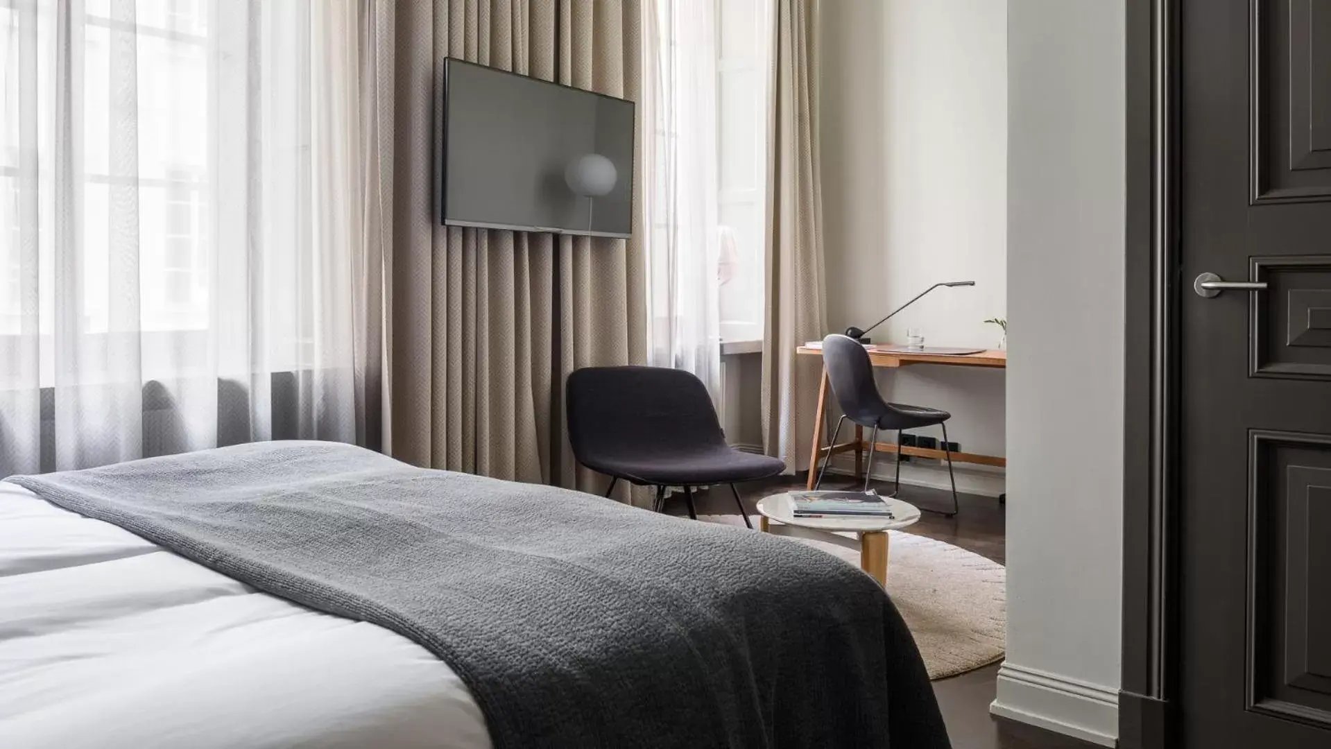 Bed, TV/Entertainment Center in Nobis Hotel Stockholm, a Member of Design Hotels™