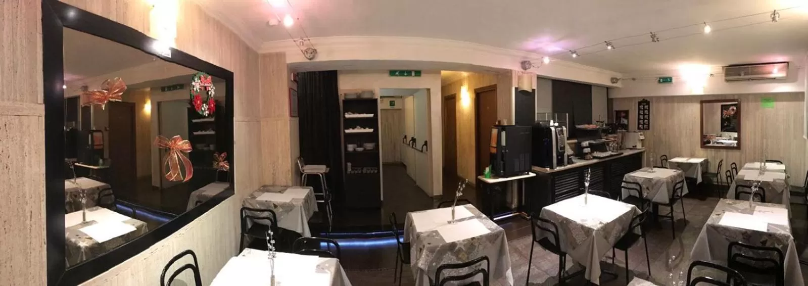 Restaurant/Places to Eat in Hotel Pyramid