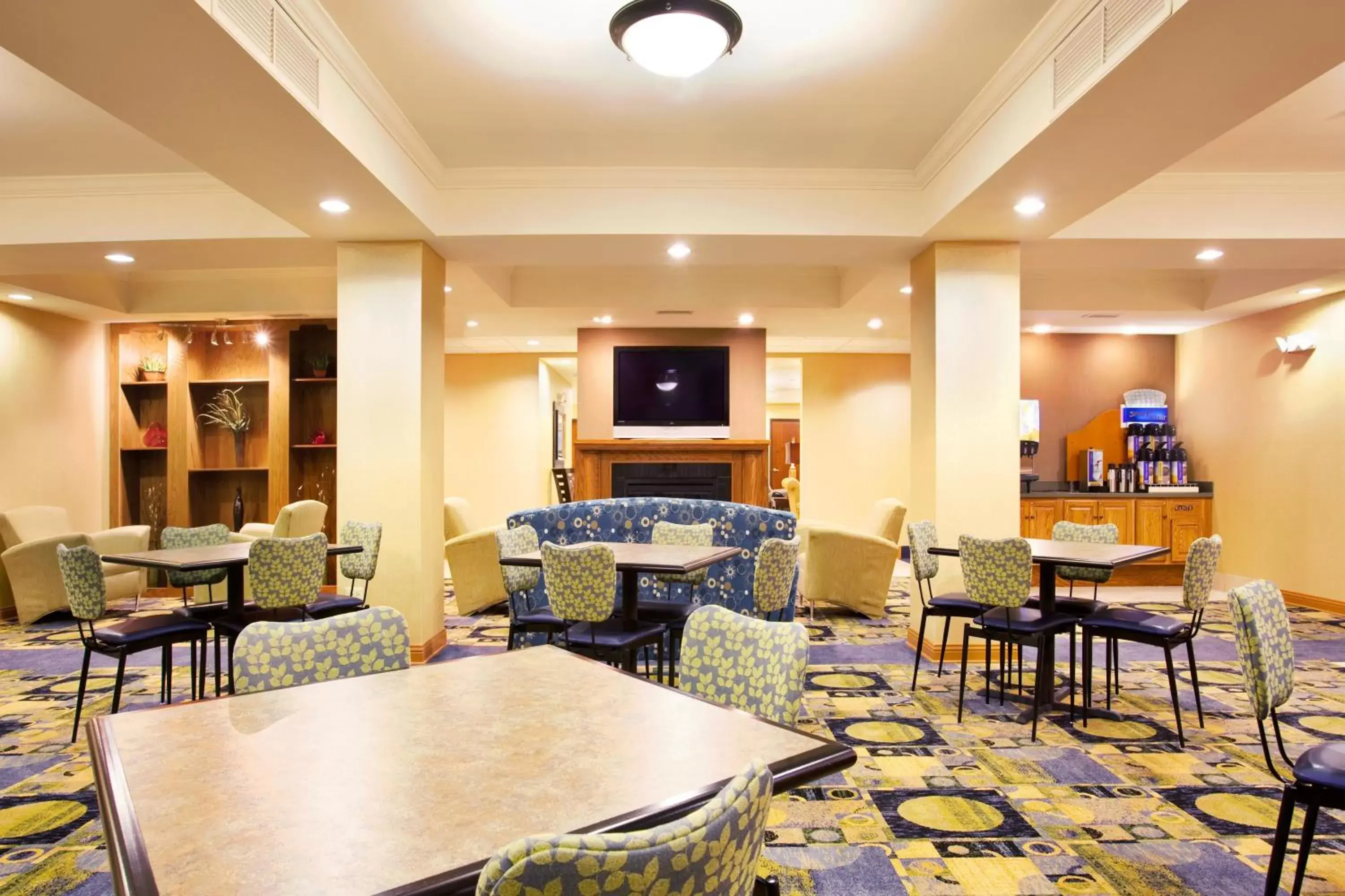 Breakfast, Restaurant/Places to Eat in Holiday Inn Express Hotel & Suites Chicago South Lansing, an IHG Hotel