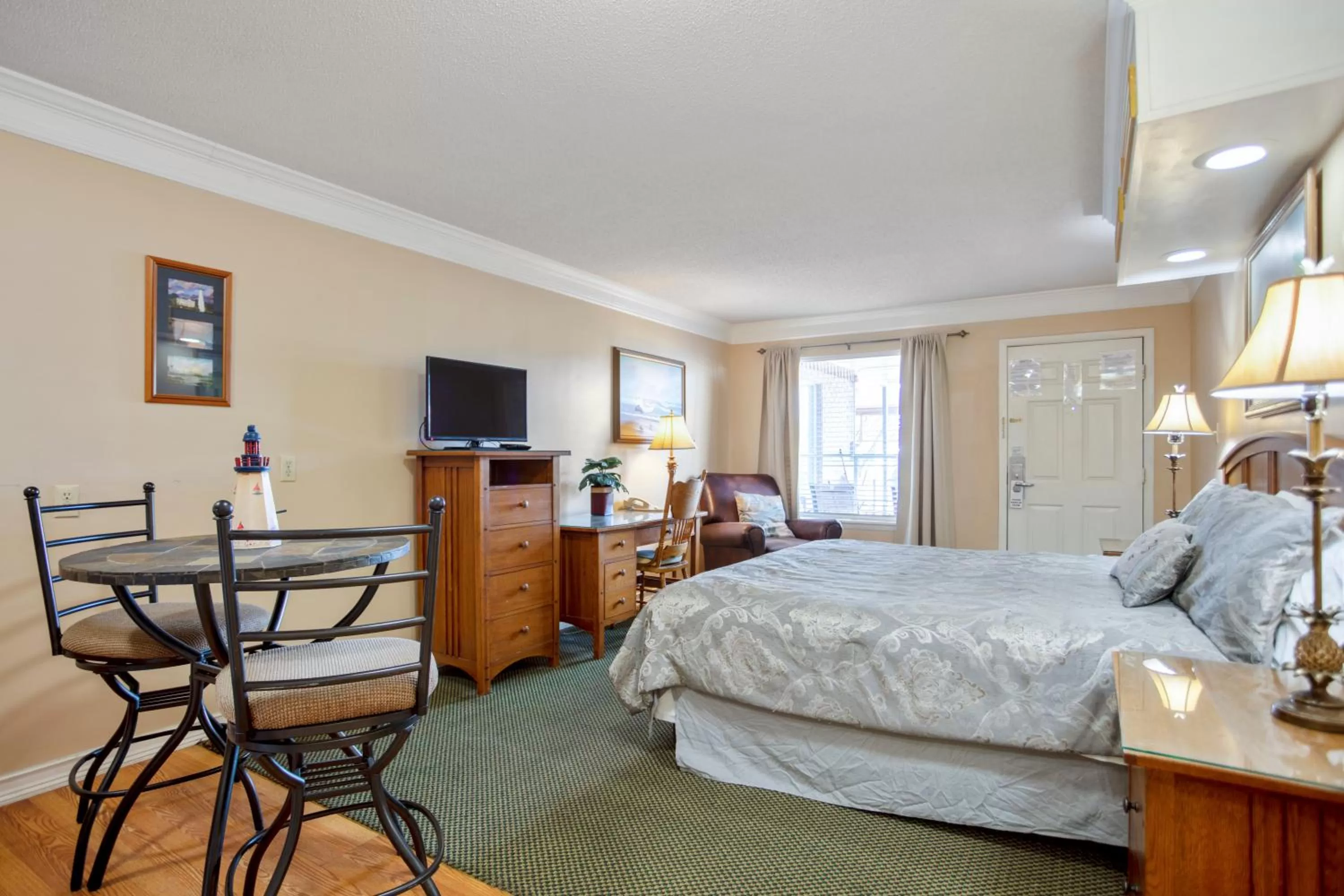 Photo of the whole room, Bed in Edgewater Inn - Biloxi Beach