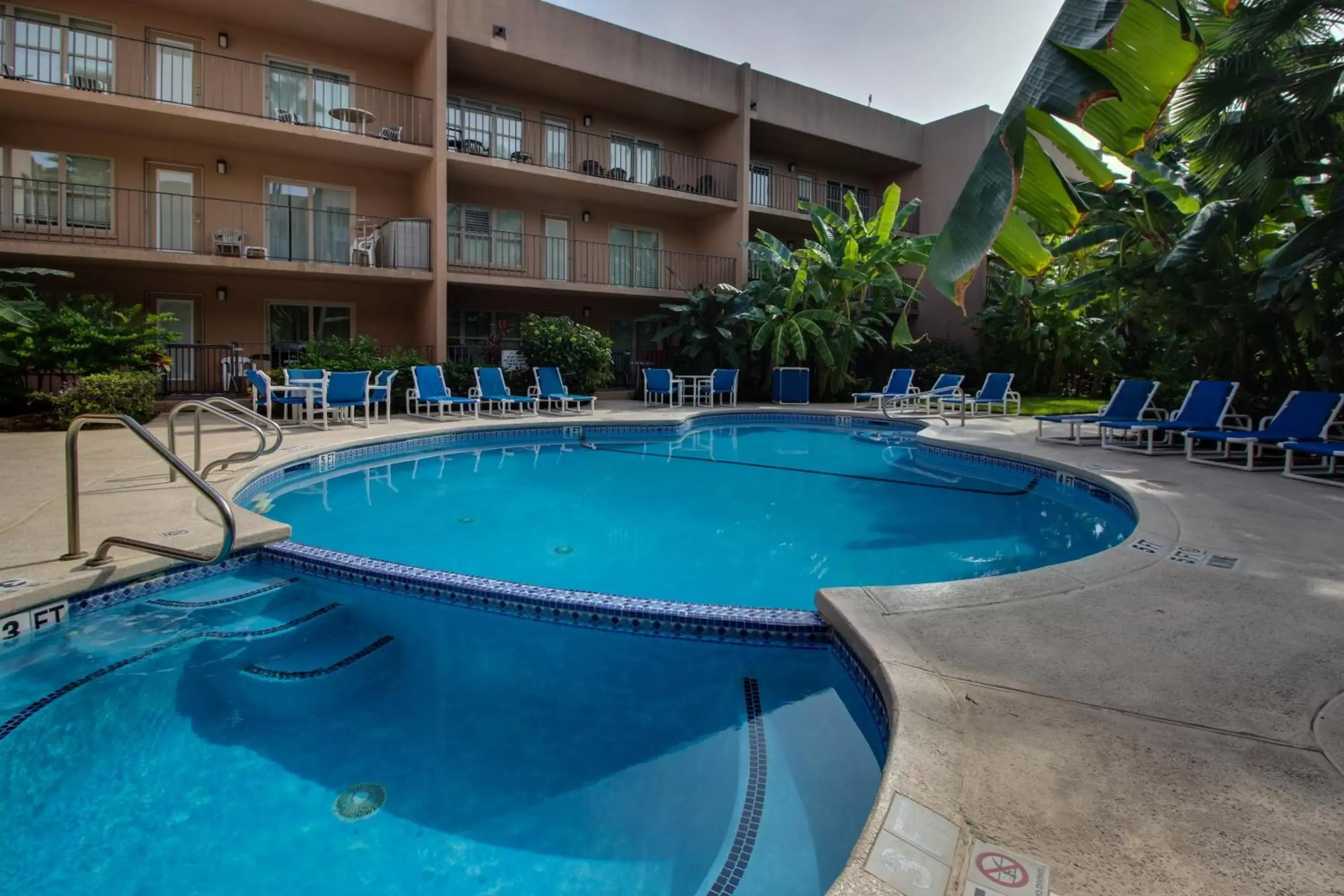 Swimming Pool in Beachview Condominiums: Wicker Wanderer (#109)