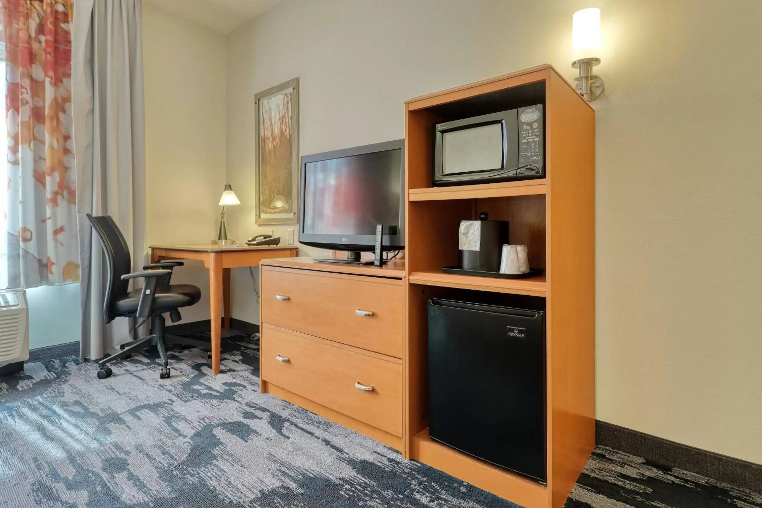 Photo of the whole room, TV/Entertainment Center in Fairfield Inn & Suites by Marriott Harrisburg West/New Cumberland