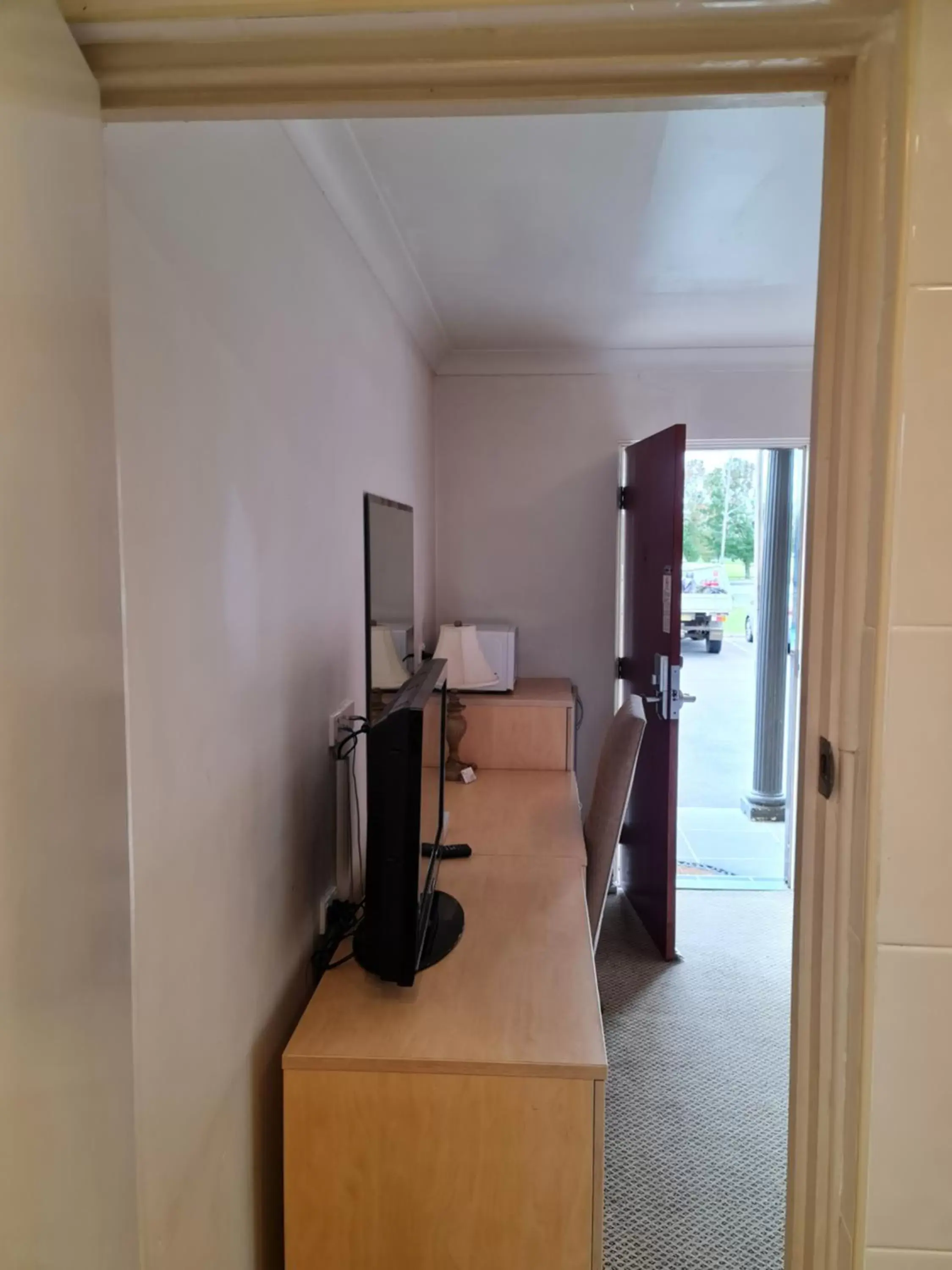 Bedroom, TV/Entertainment Center in Country Plaza Motel Taree