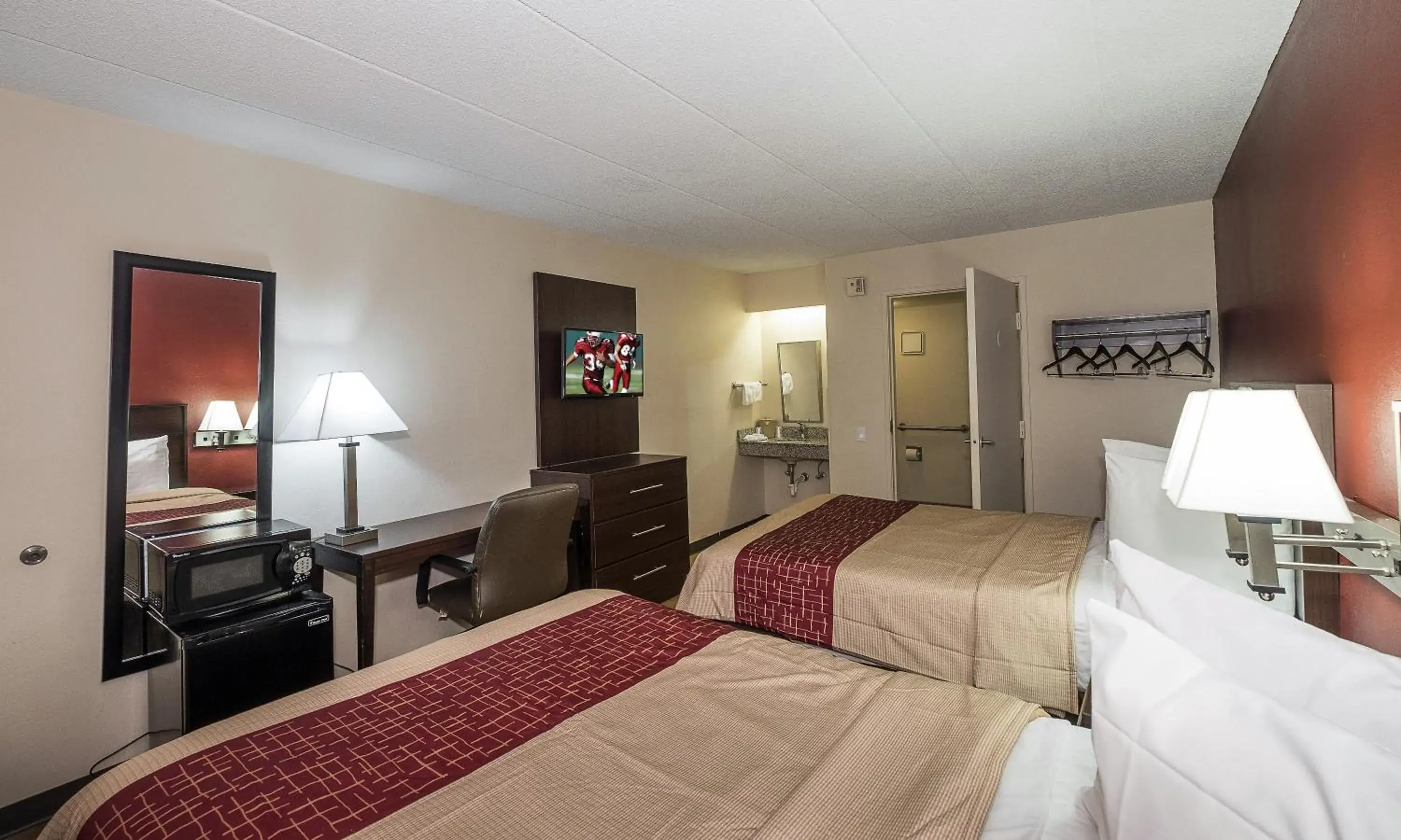 Photo of the whole room, Bed in Red Roof Inn Columbus East- Reynoldsburg