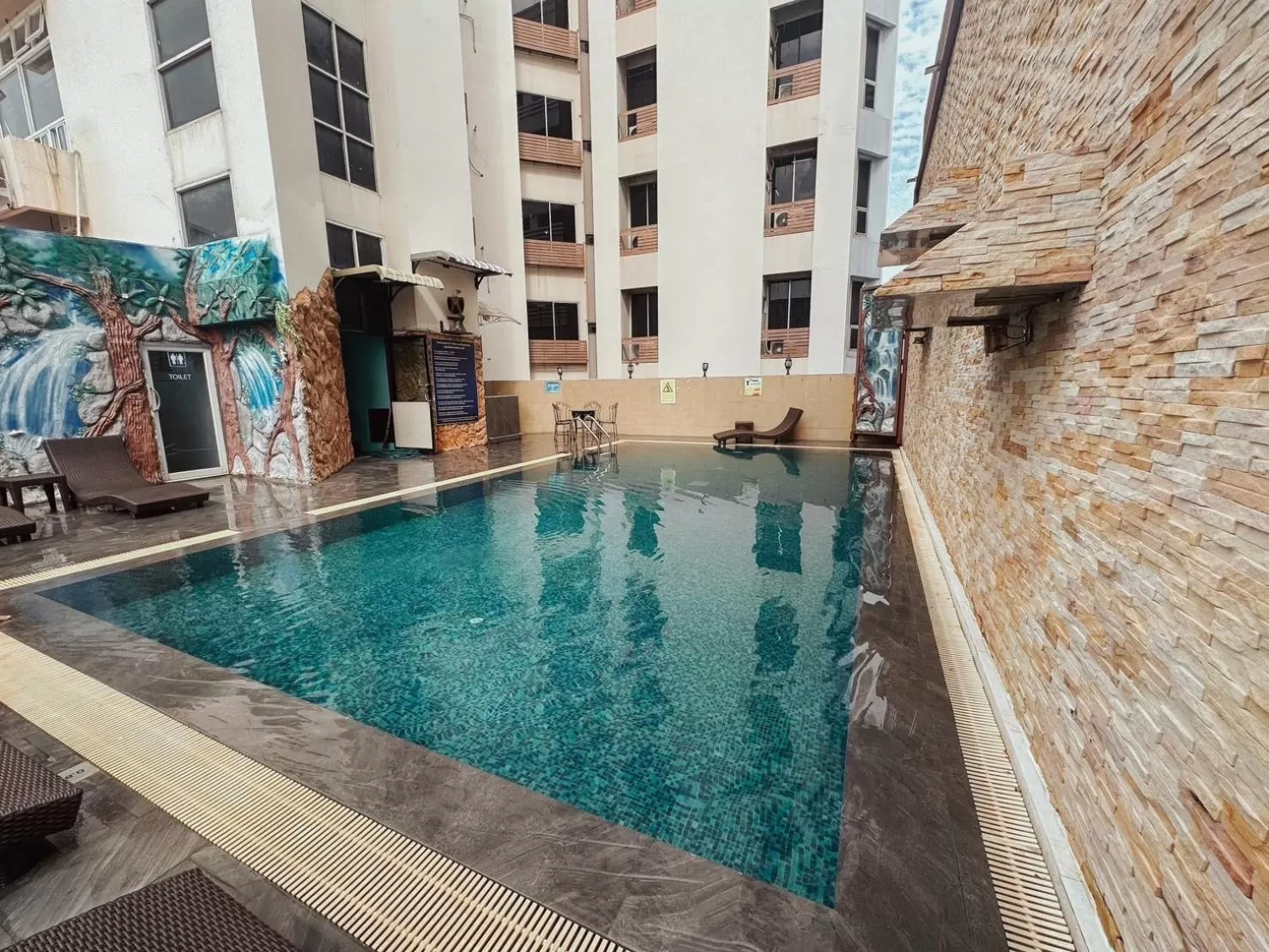 Day in Hotel De Khuvieng