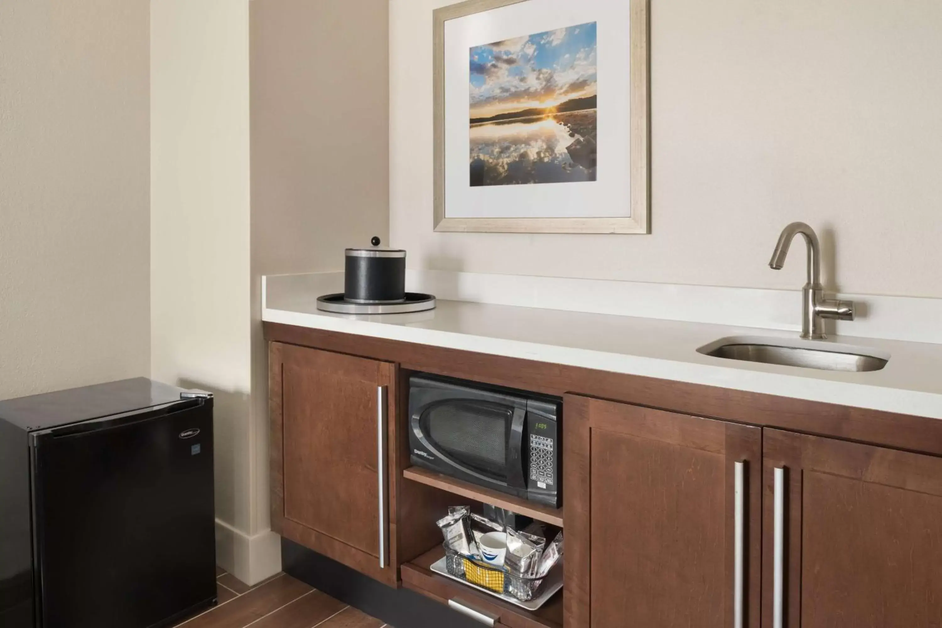 Bed, Kitchen/Kitchenette in Hampton Inn Lawrence