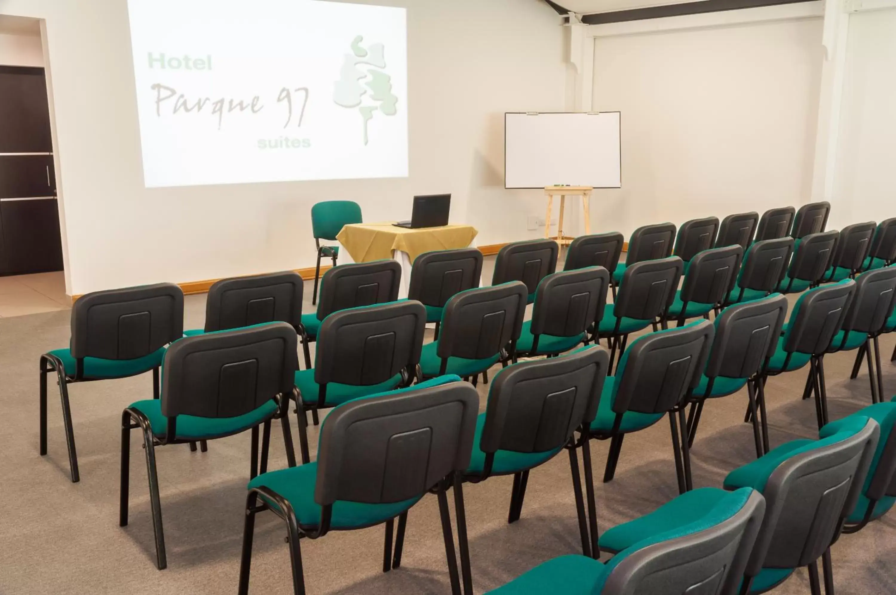 Business facilities, Business Area/Conference Room in Hotel Parque 97 Suites