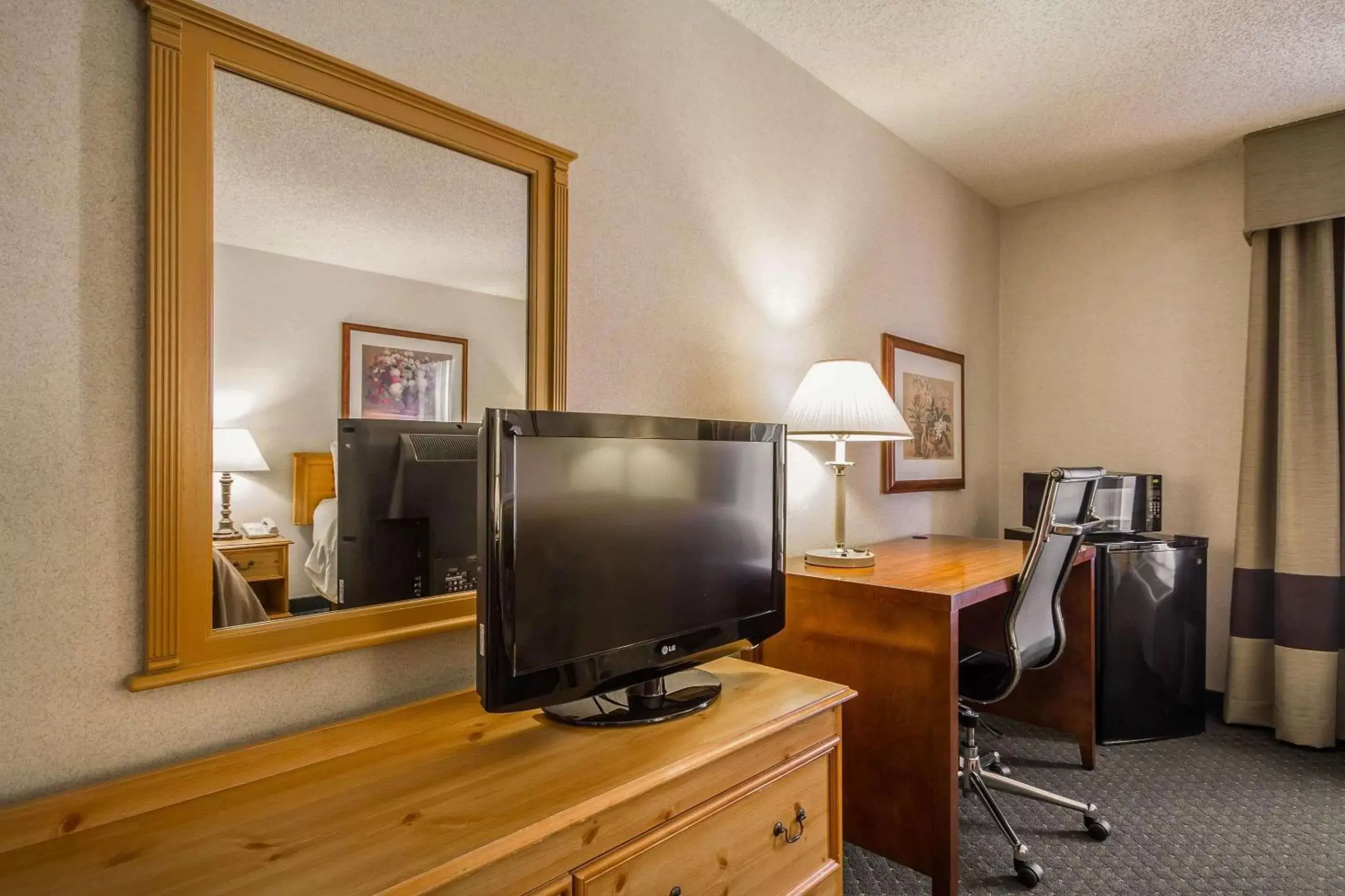 Photo of the whole room, TV/Entertainment Center in Comfort Inn Fond Du Lac