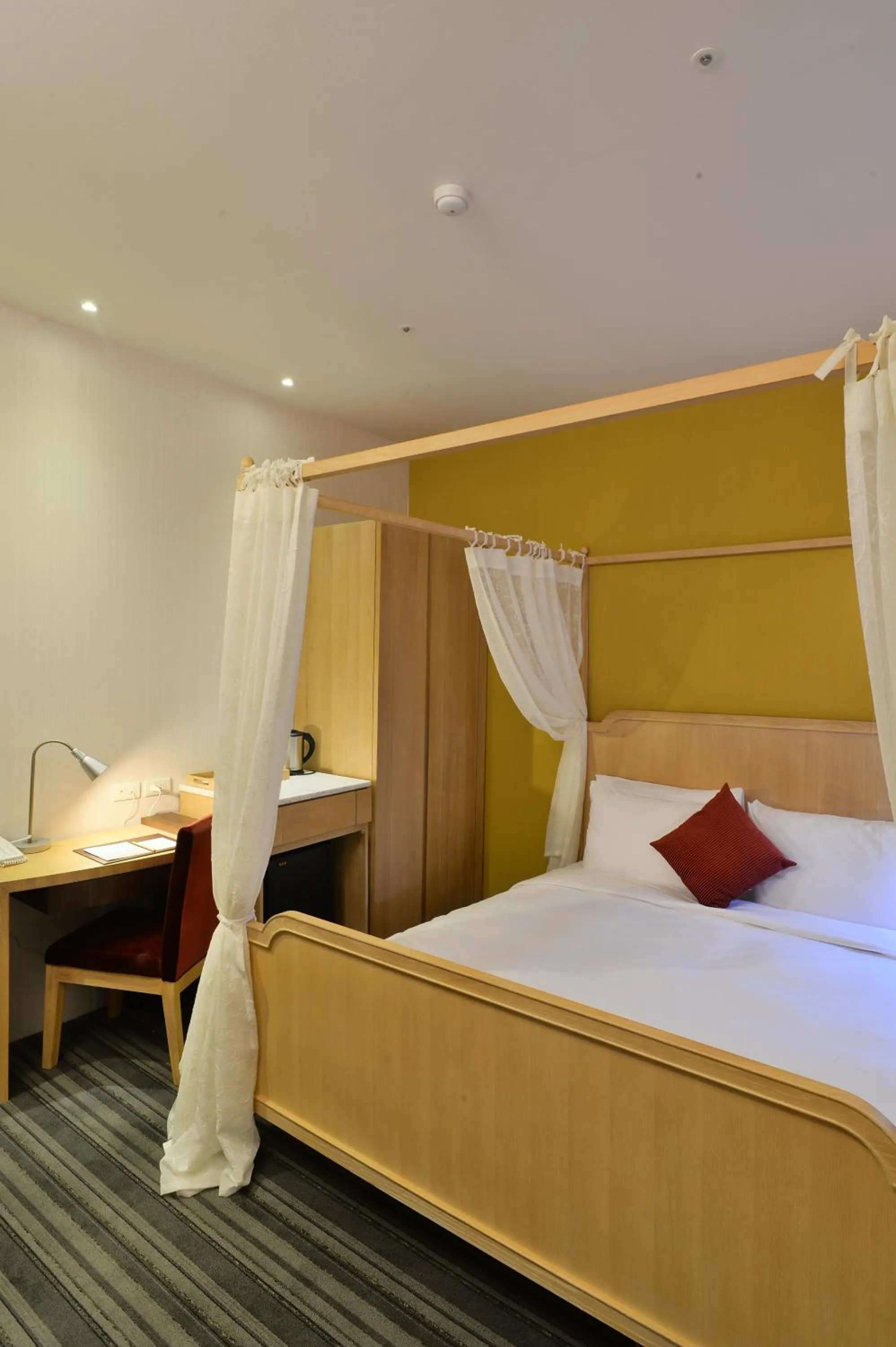 Bedroom, Bed in In Young Hotel