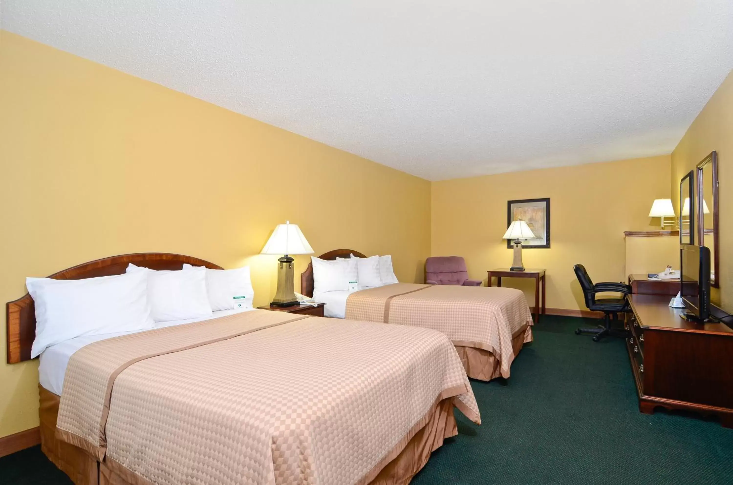 Bed in Americas Best Value Inn Iola