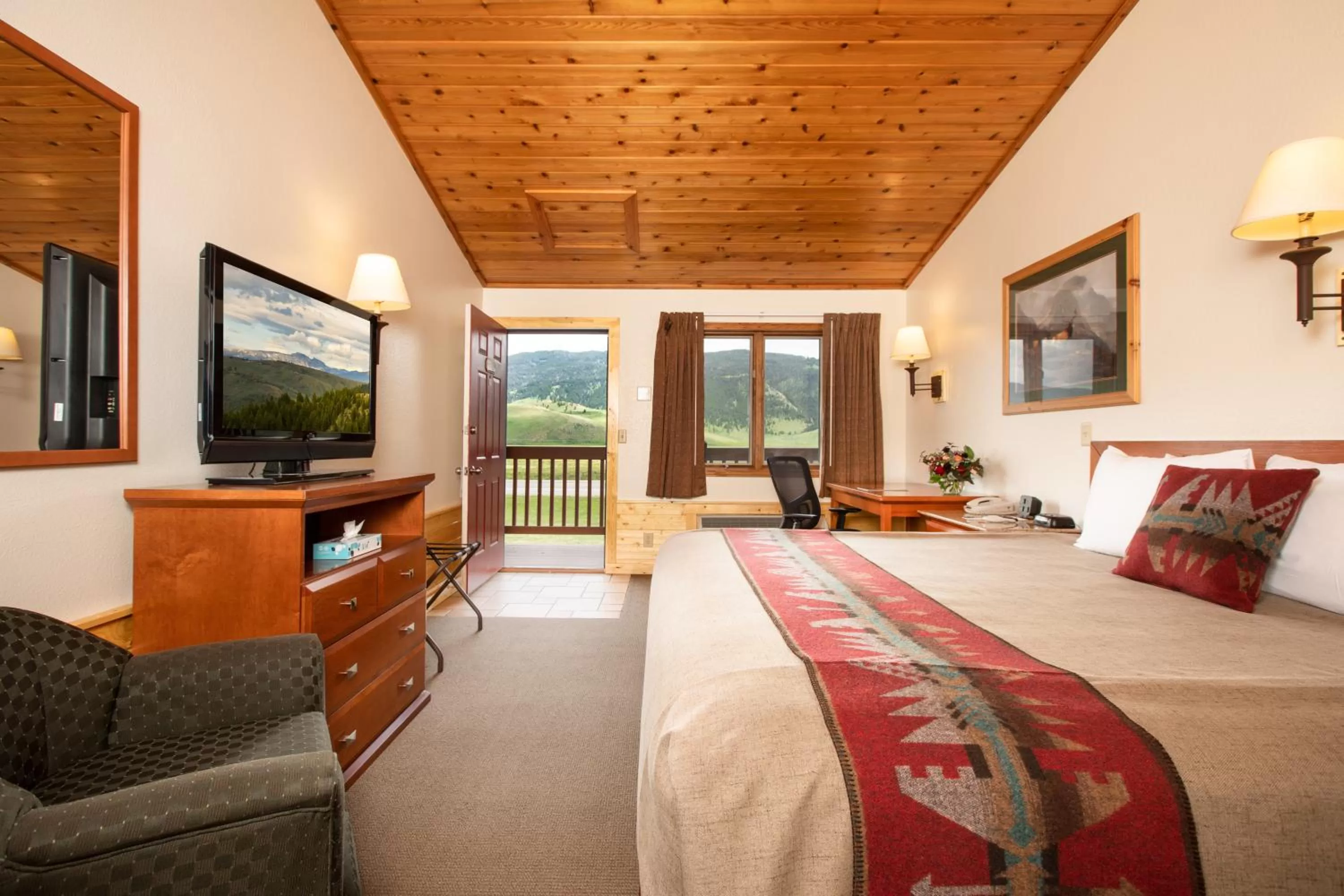 Photo of the whole room, Bed in Flat Creek Inn