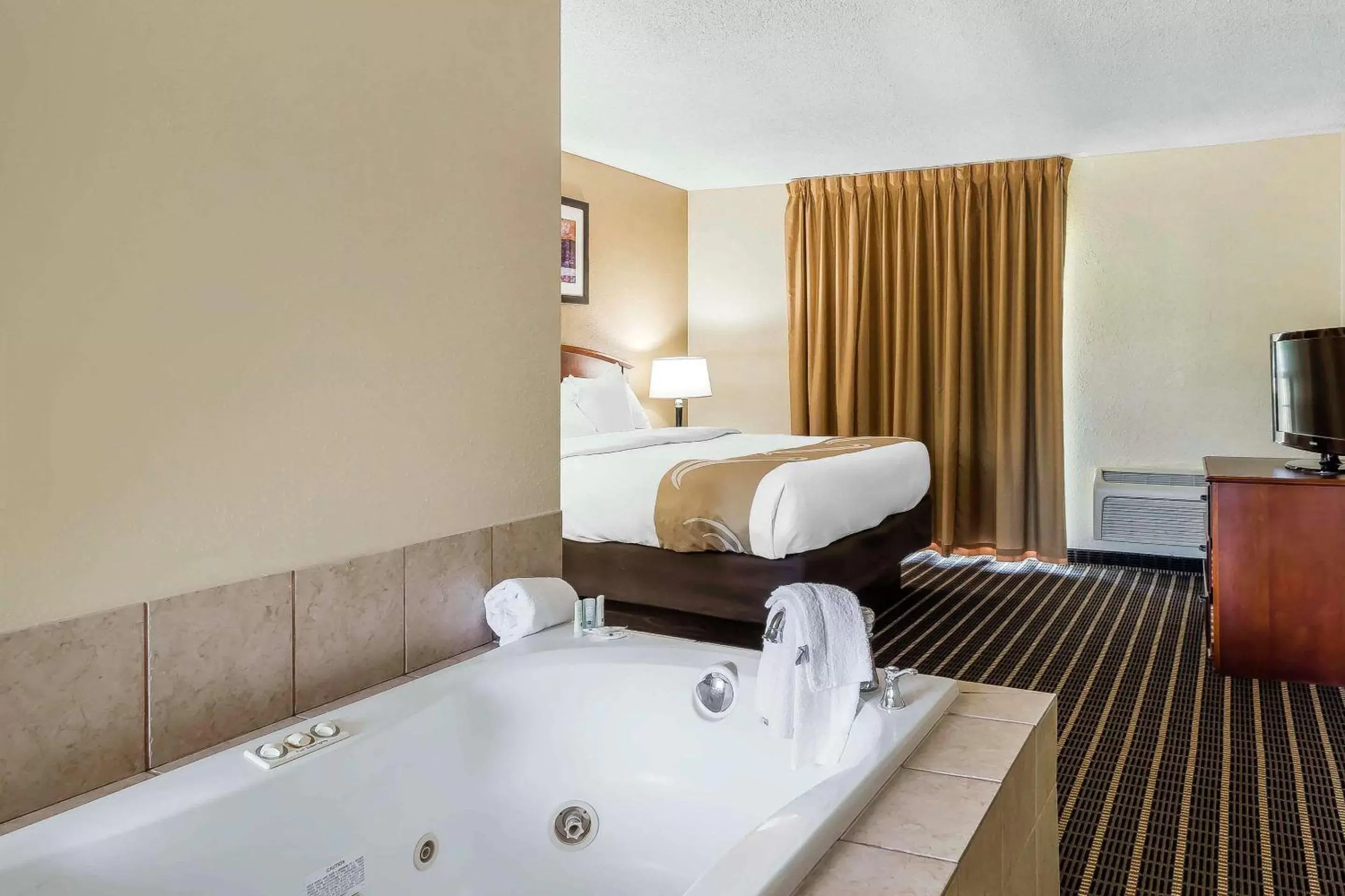 Photo of the whole room, Bathroom in Quality Inn & Suites Sevierville - Pigeon Forge