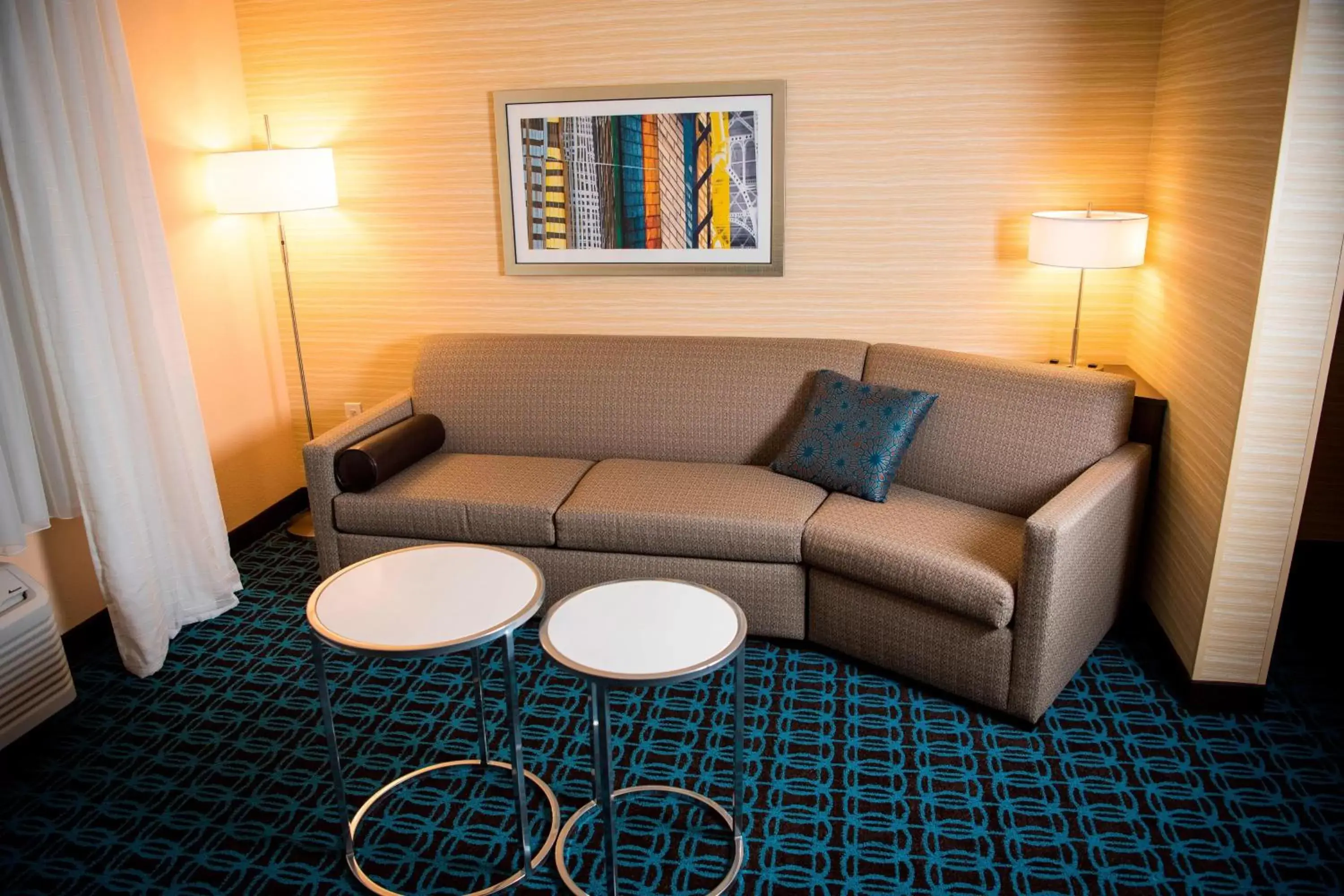 Living room, Seating Area in Fairfield Inn & Suites by Marriott Cincinnati Uptown/University Area