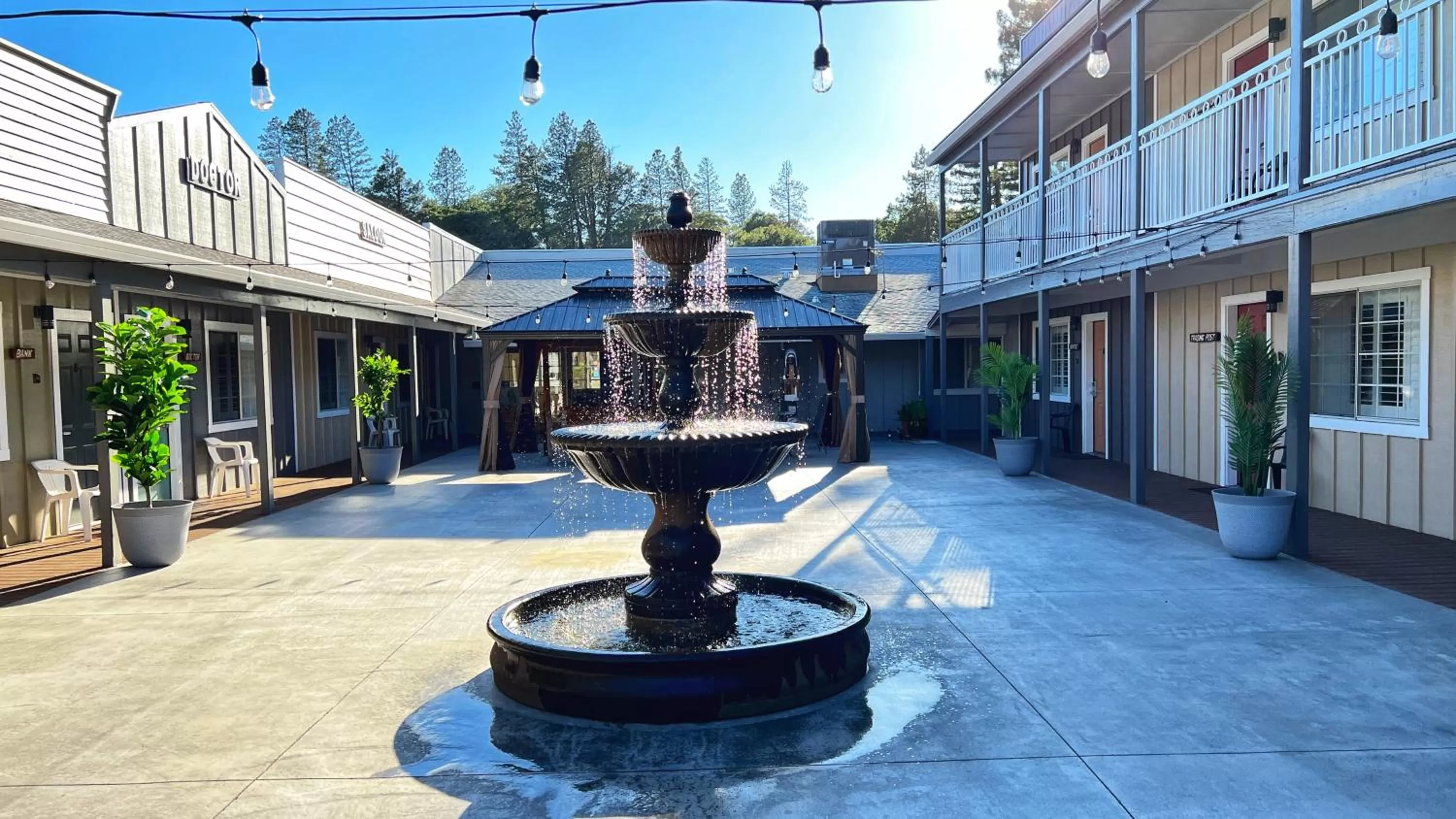 Inner courtyard view in The Old West Inn