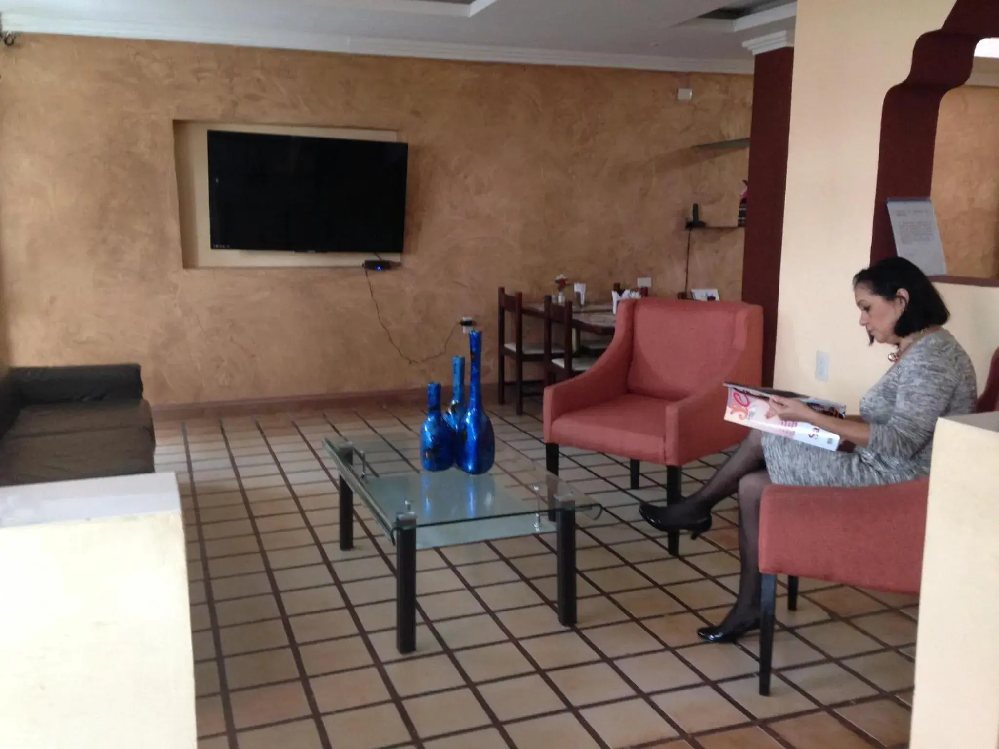 Communal lounge/ TV room, TV/Entertainment Center in Hotel Moreno