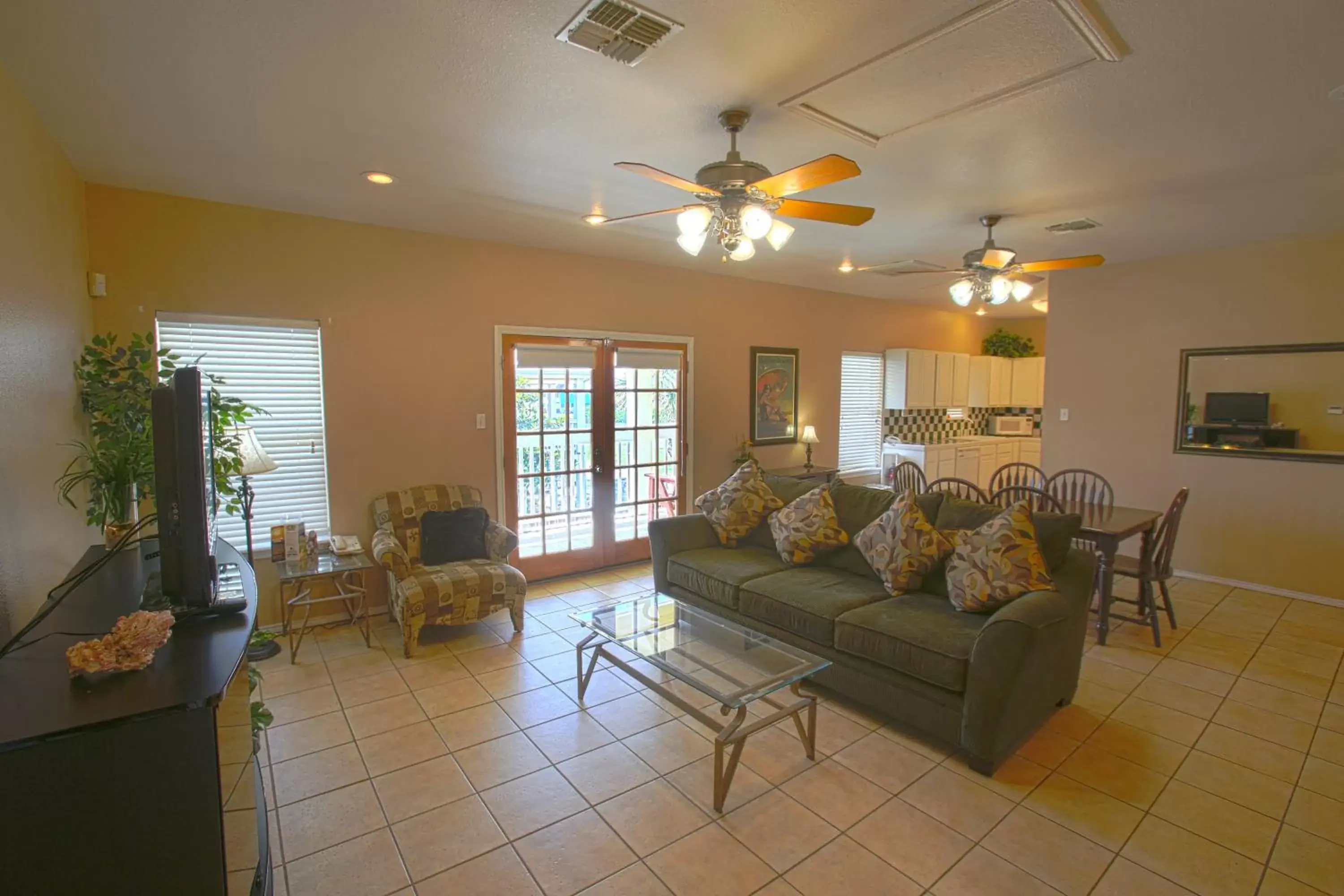 Communal lounge/ TV room, Seating Area in Plantation Suites and Conference Center