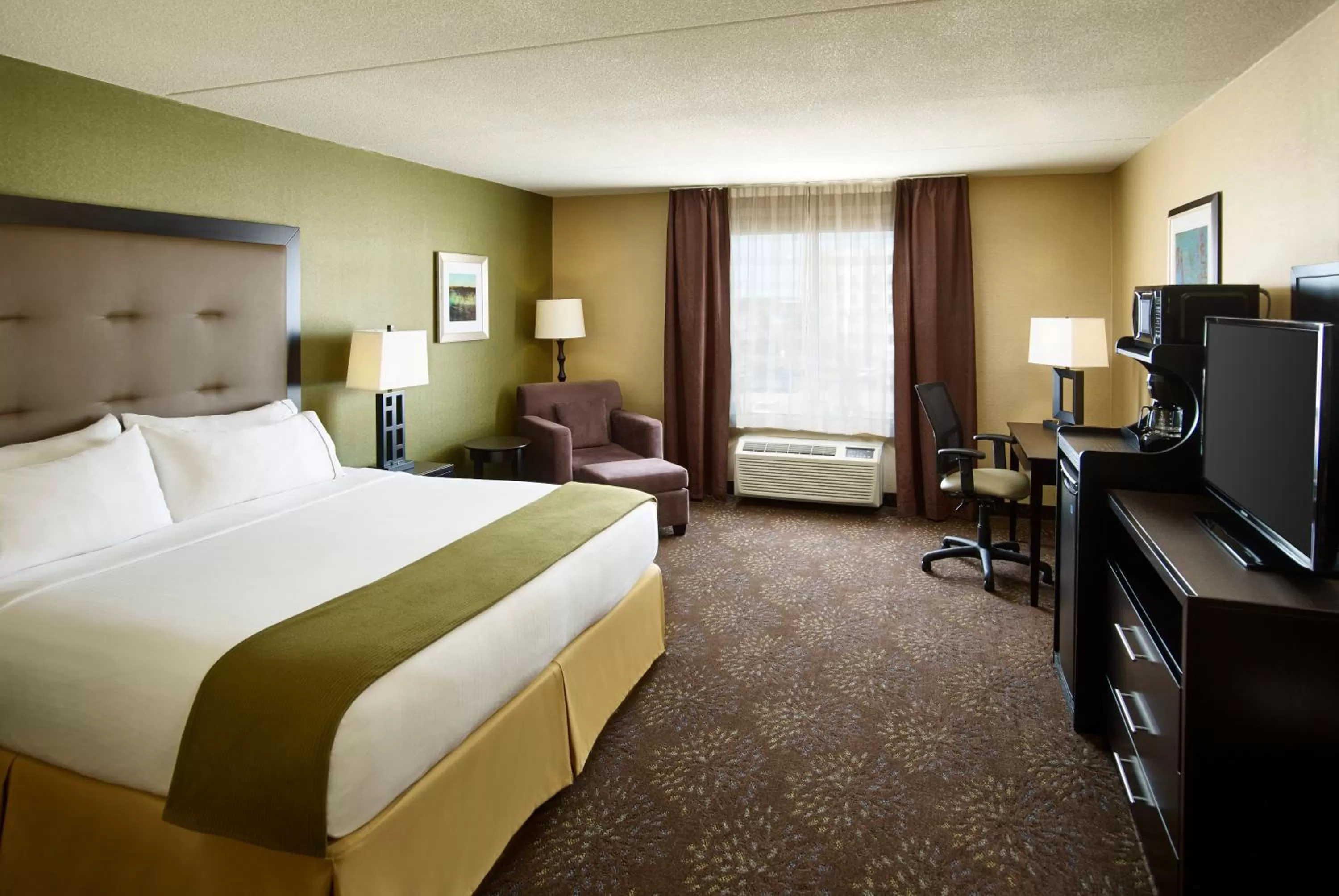 Photo of the whole room, Bed in Holiday Inn Express & Suites Timmins by IHG