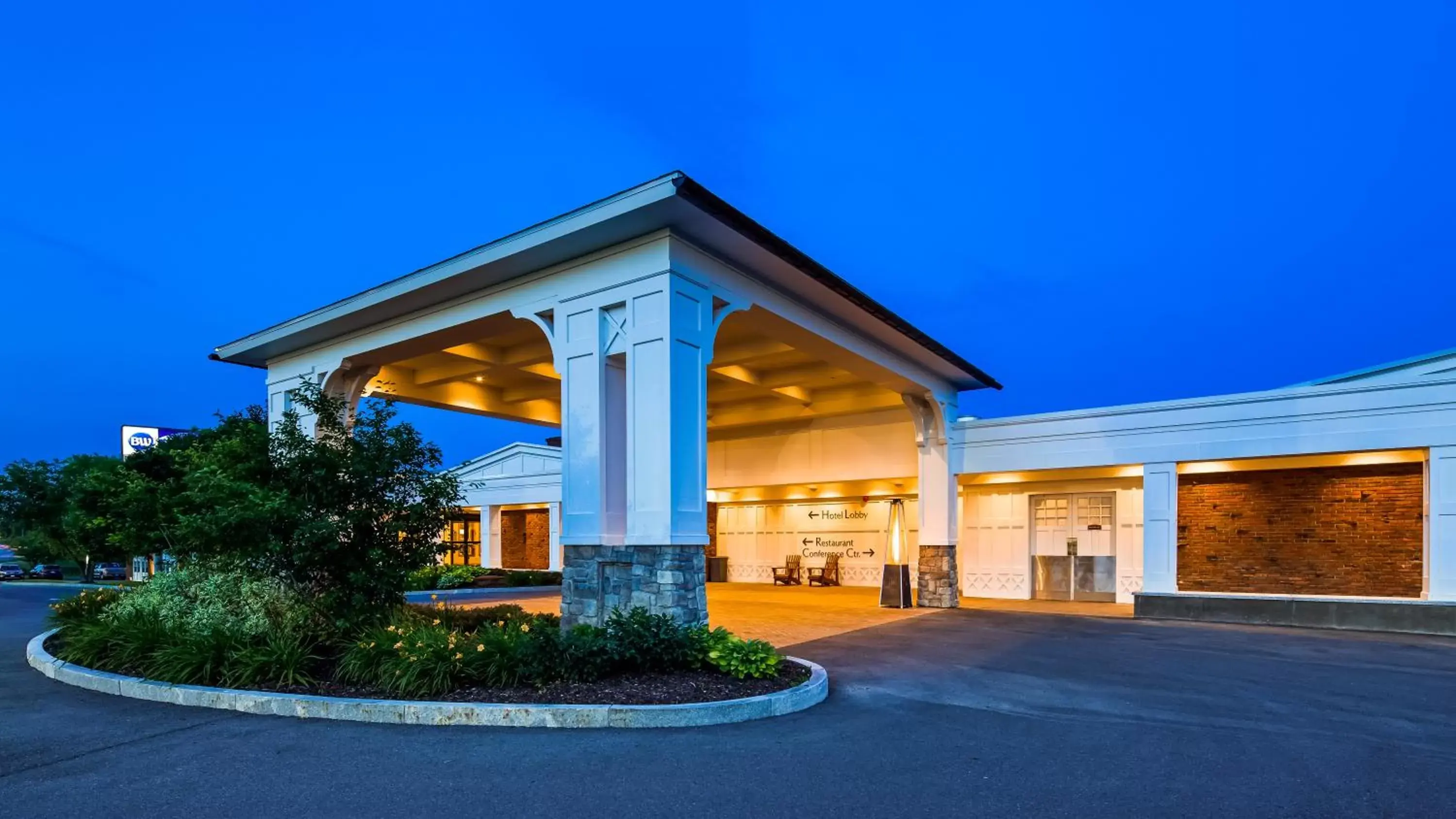 Facade/entrance, Property Building in Best Western University Inn