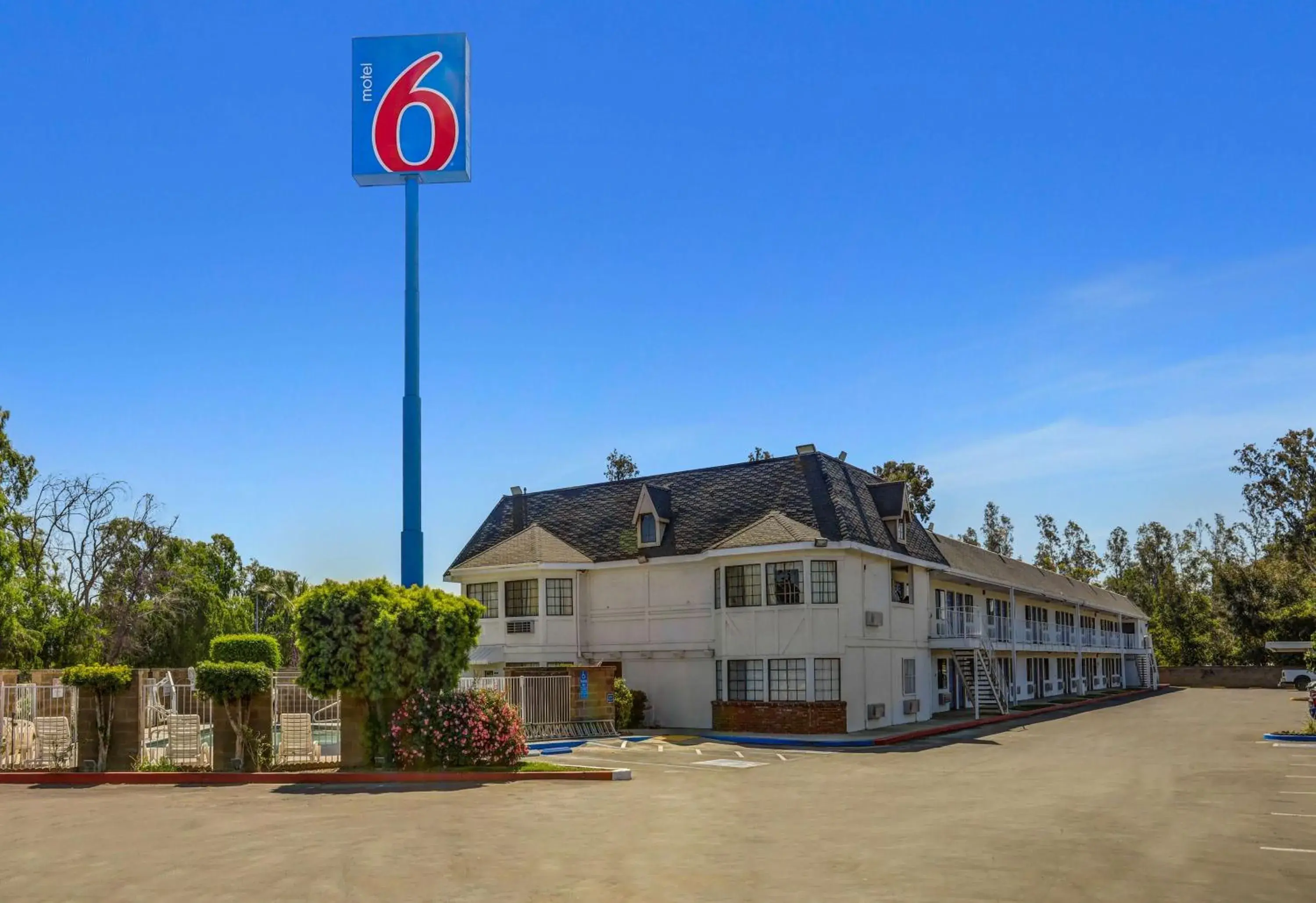 Property Building in Motel 6-Fresno, CA - Belmont Ave