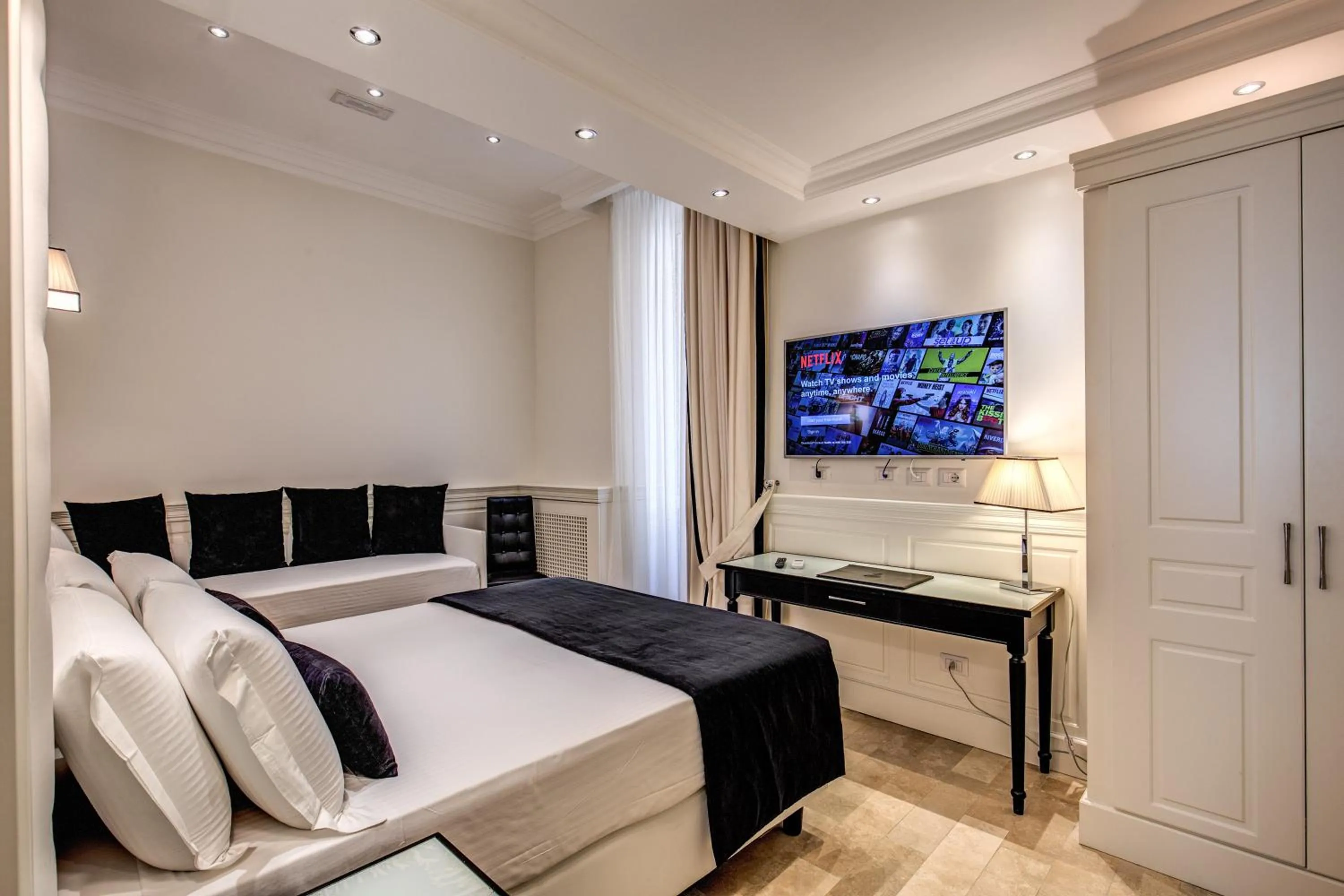 TV and multimedia, Bed in Hotel dei Quiriti Suite