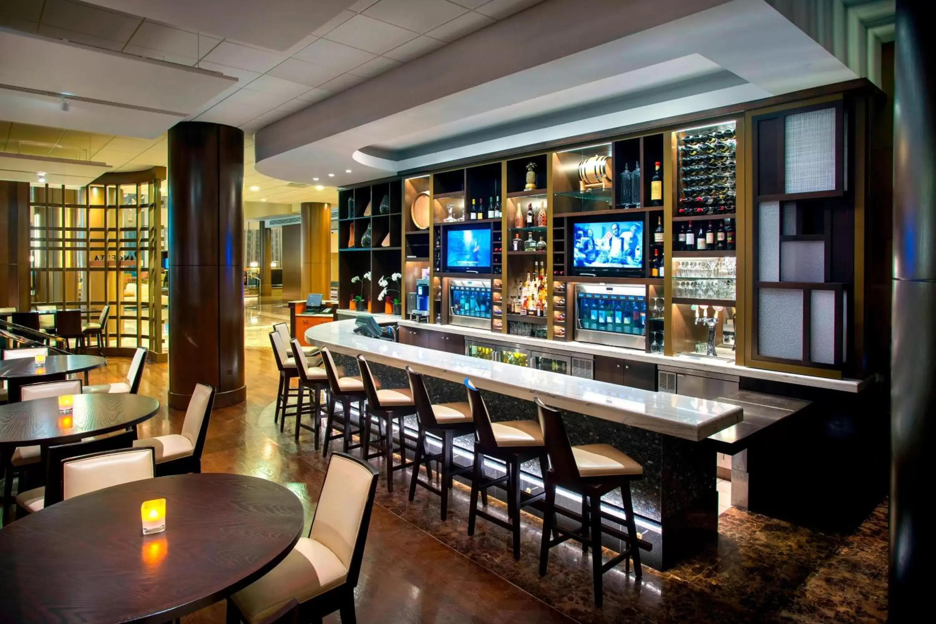 Restaurant/places to eat, Lounge/Bar in Teaneck Marriott at Glenpointe