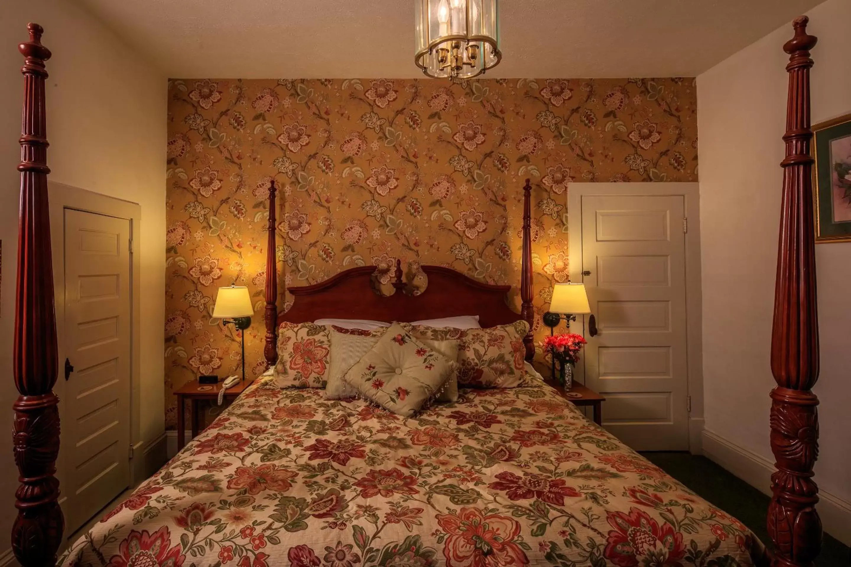 Bed in Taylor House Inn