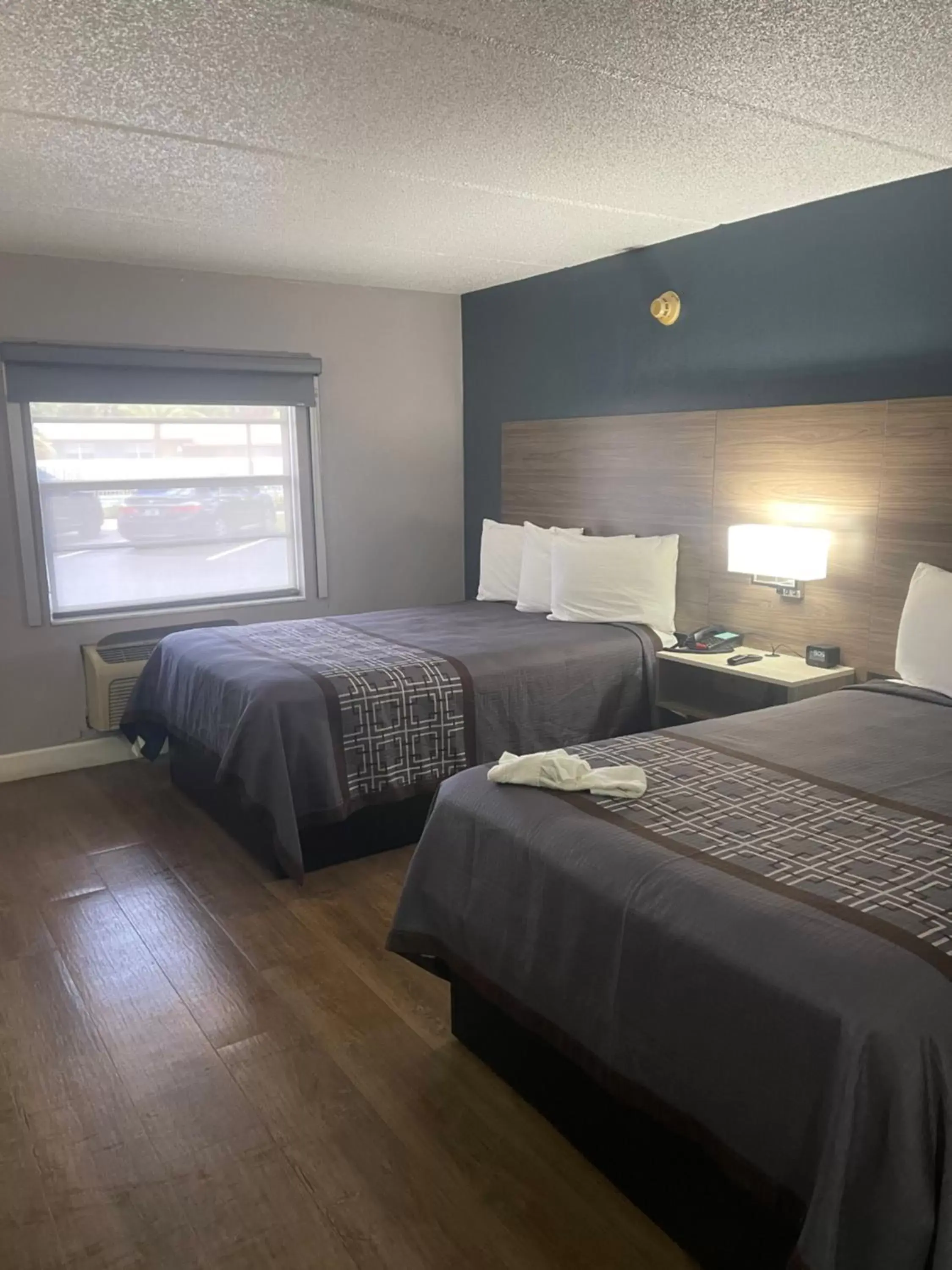 Bed in Days Inn by Wyndham Orange City/Deland