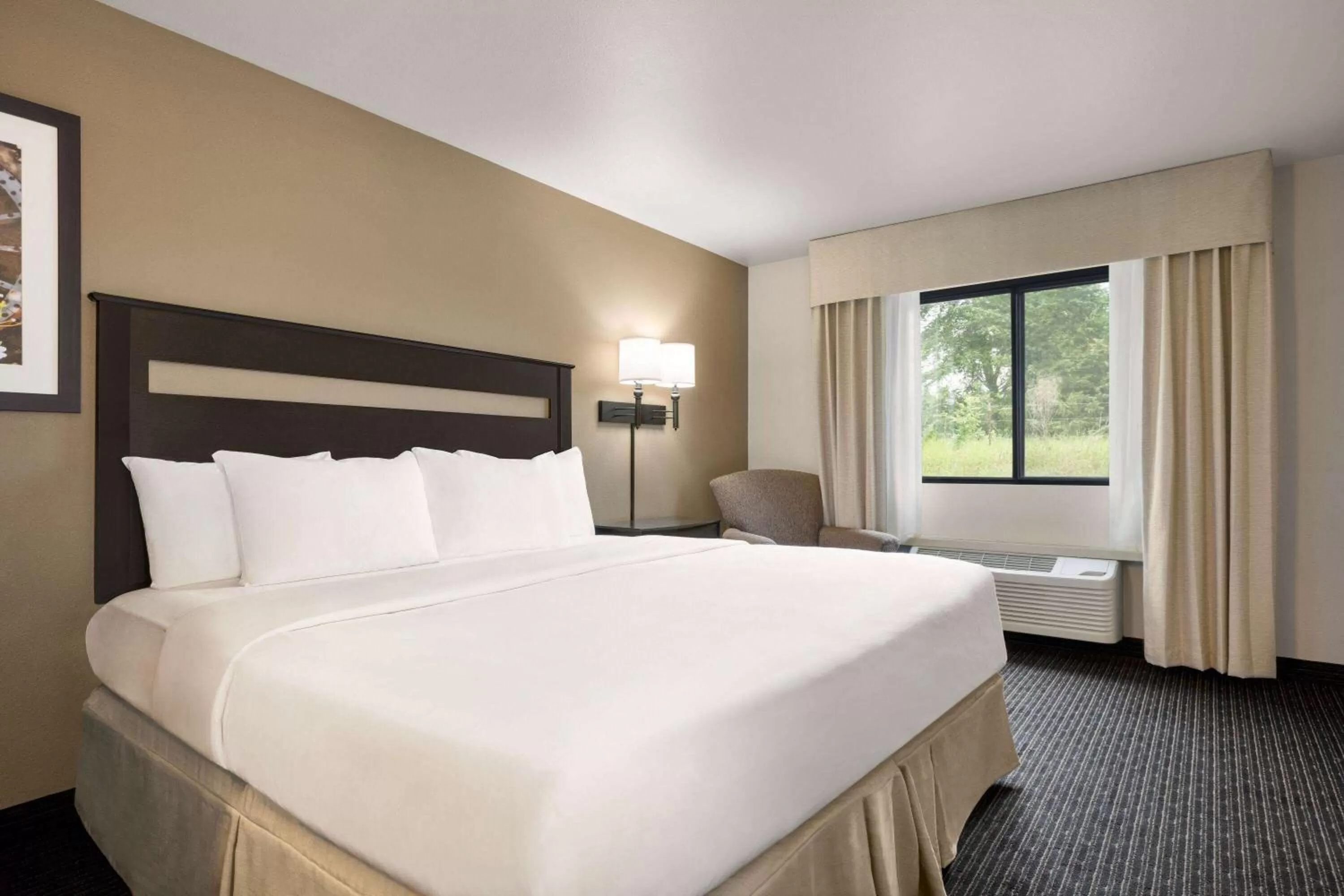 Photo of the whole room, Bed in Baymont by Wyndham Hearne