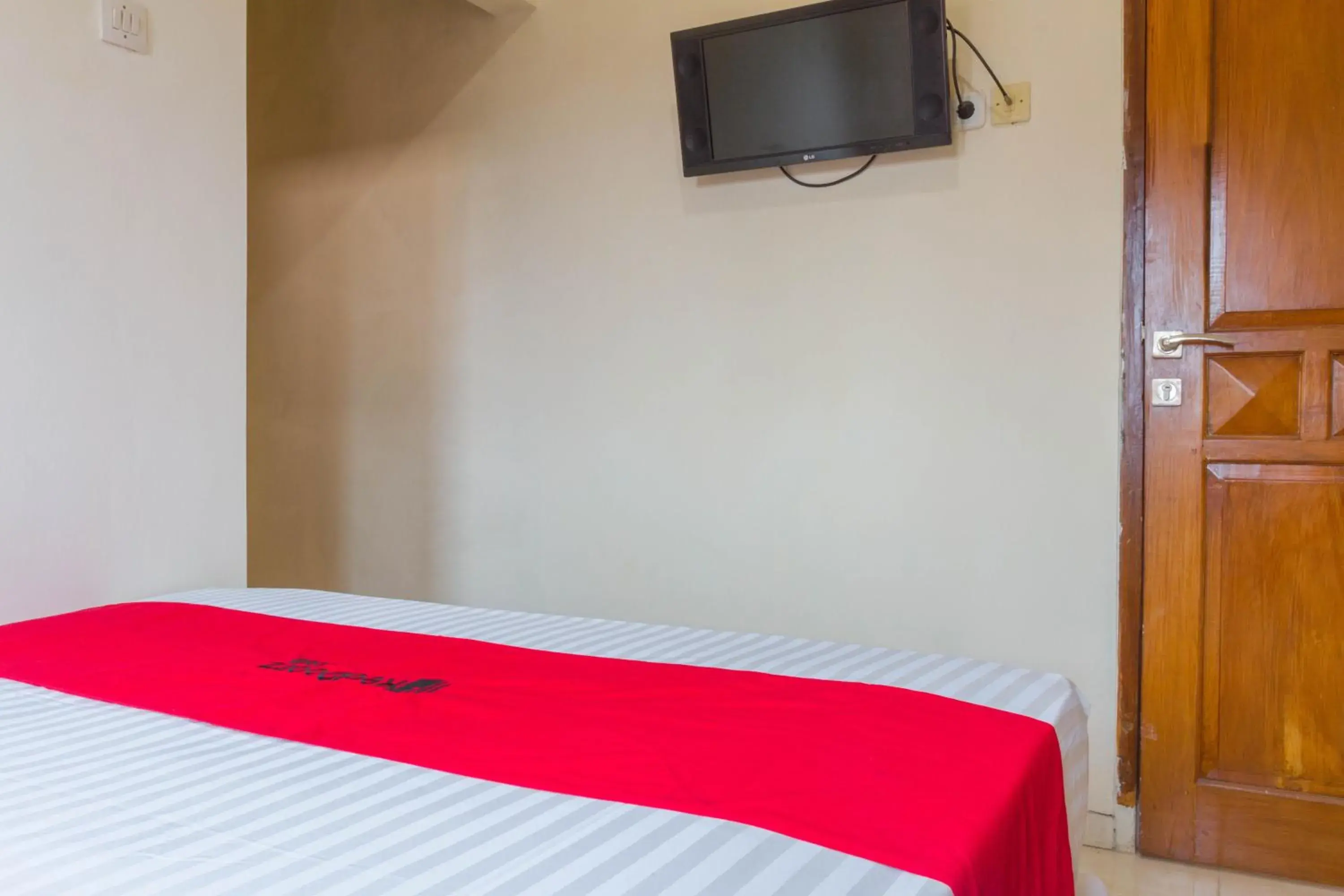 Bed, TV/Entertainment Center in RedDoorz near Pasar Pagi Cirebon 2