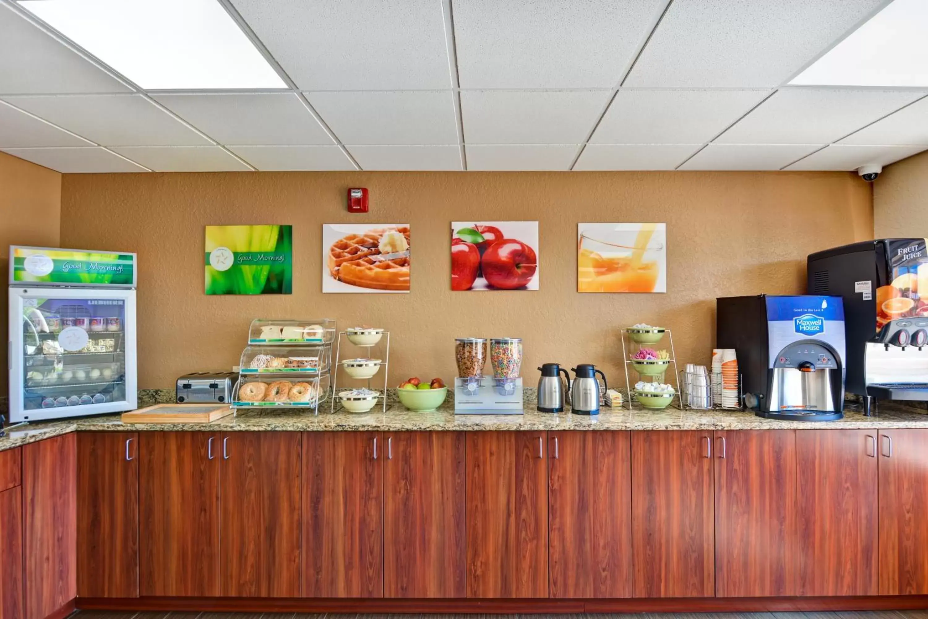 Coffee/tea facilities in Quality Inn & Suites Heritage Park