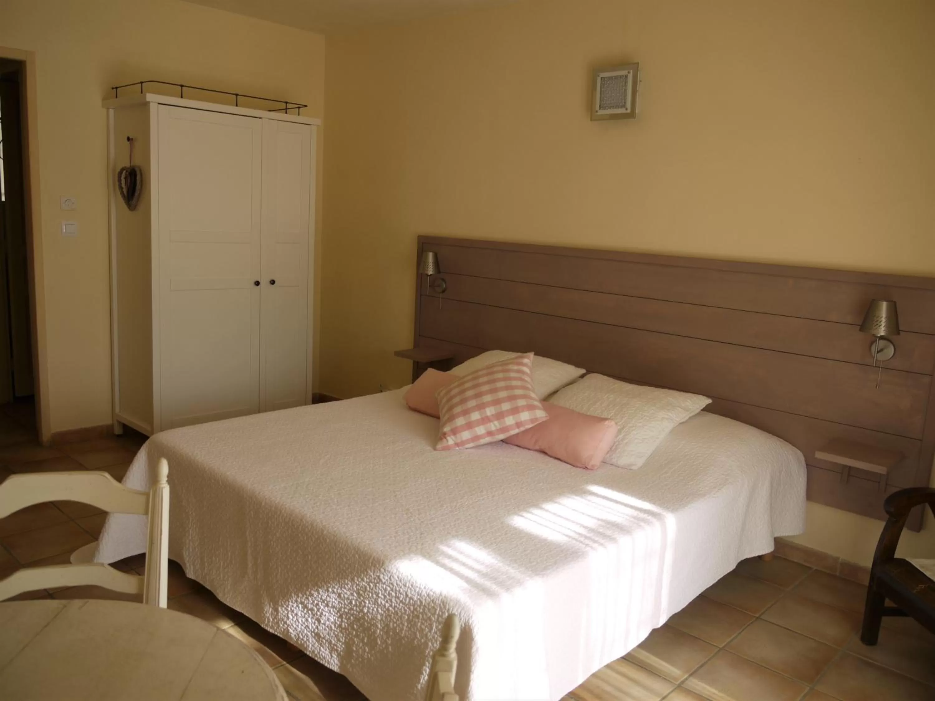 Photo of the whole room, Bed in Mas des Marguerites