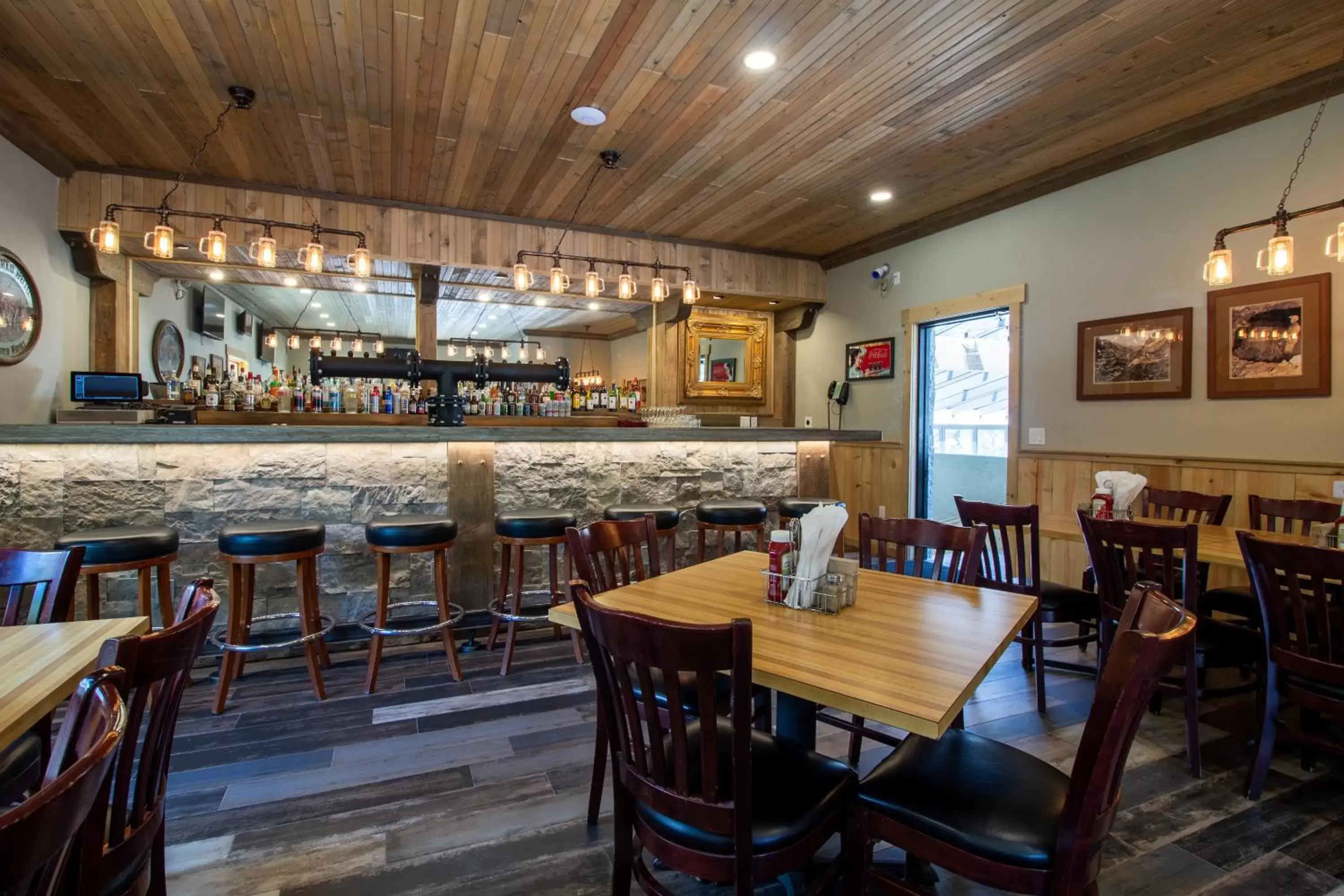 Lounge or bar, Restaurant/Places to Eat in Twin Peaks Lodge & Hot Springs