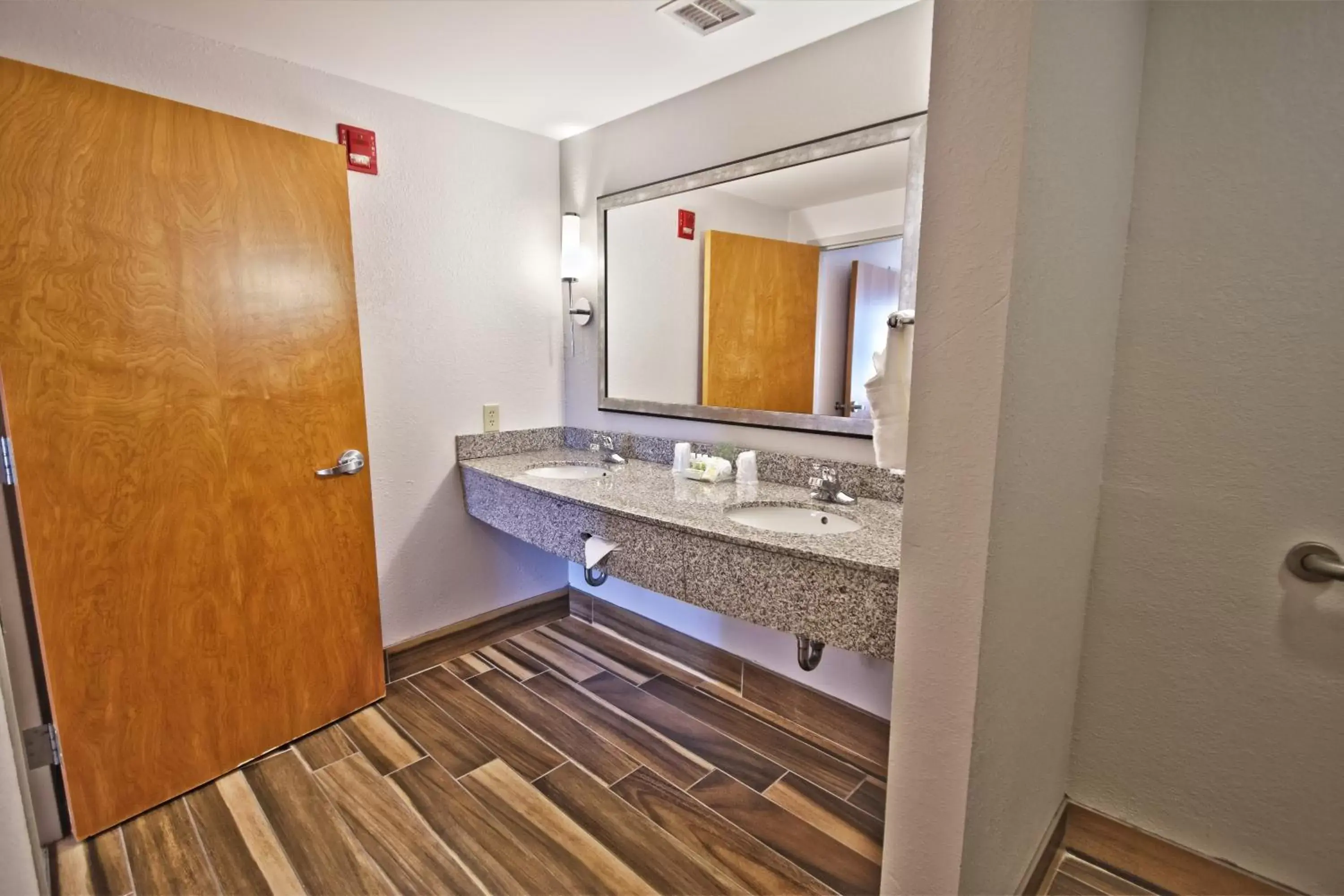 Photo of the whole room, Bathroom in Holiday Inn Manahawkin/Long Beach Island, an IHG Hotel