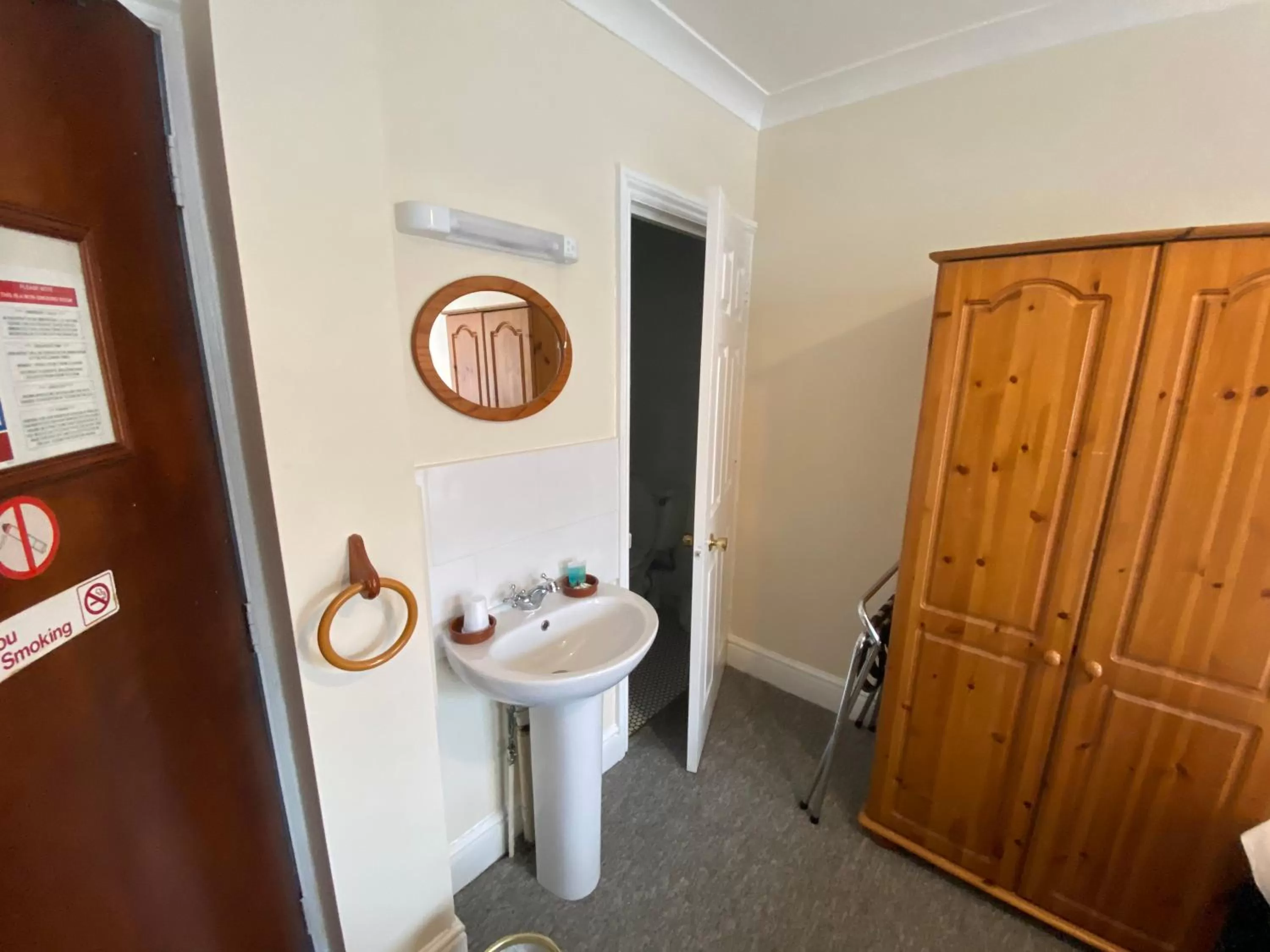 Shower in Pickwicks Guest House