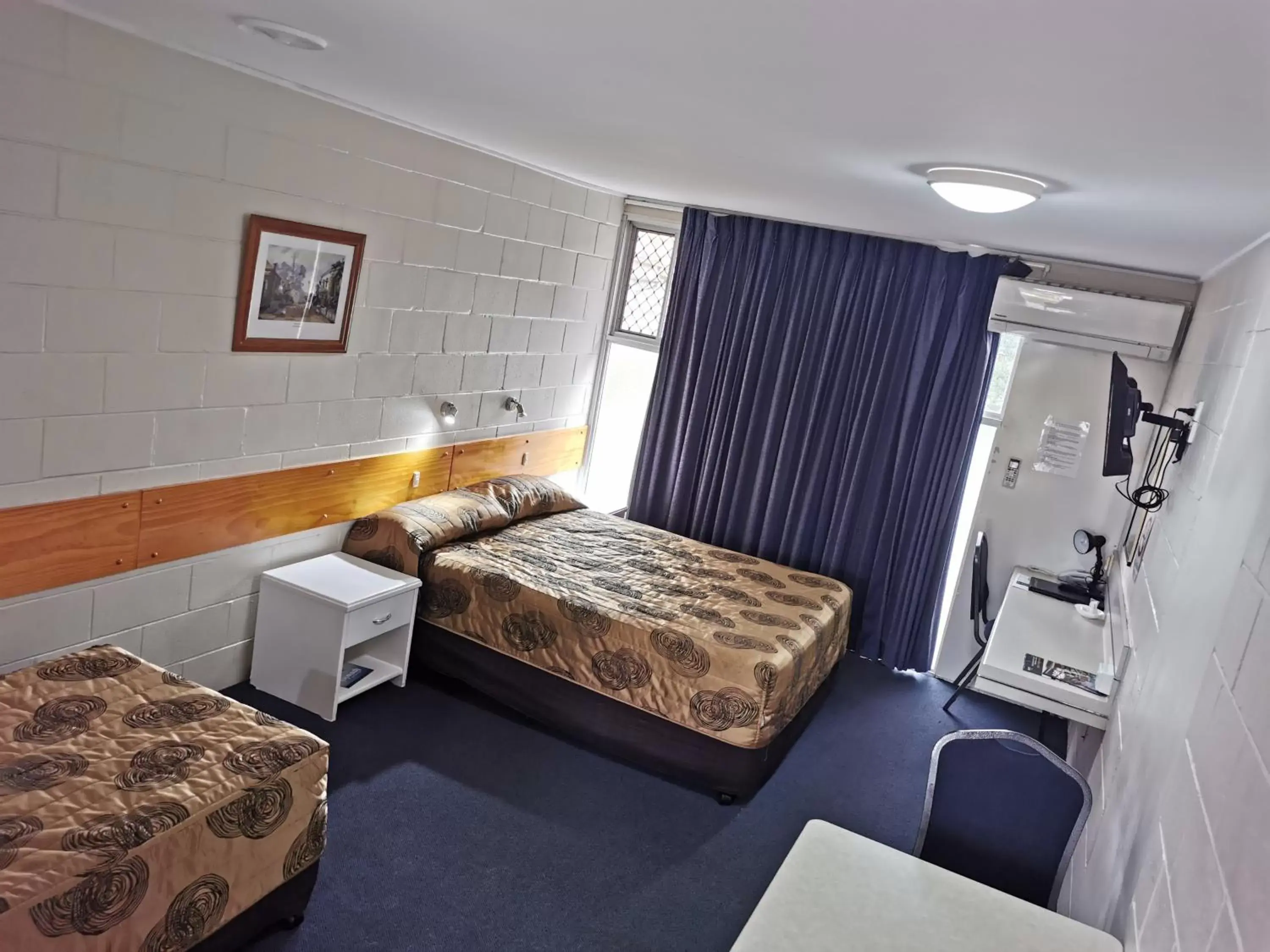 Photo of the whole room, Bed in Central Motel Ipswich