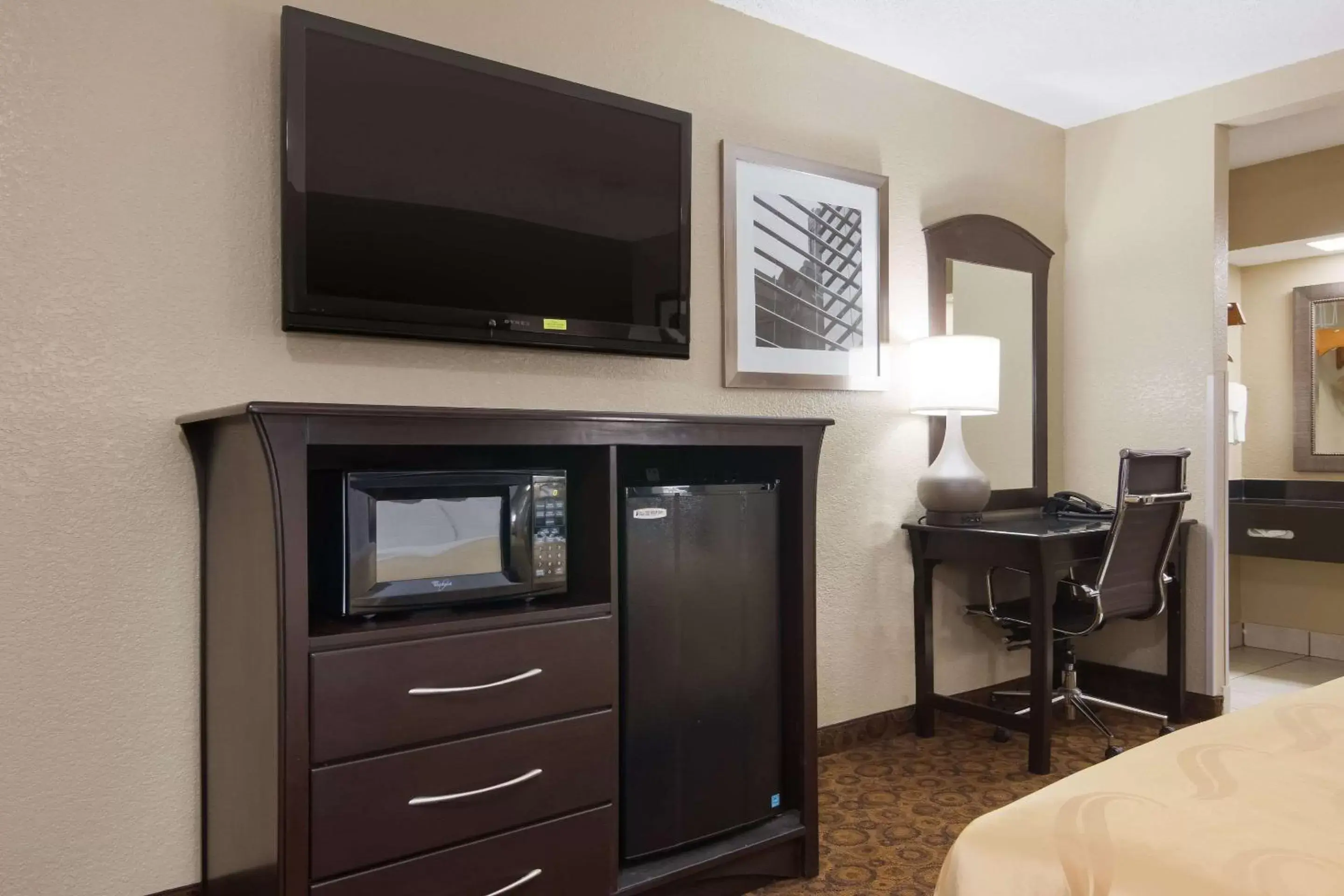 Bedroom, TV/Entertainment Center in Quality Inn Magnolia