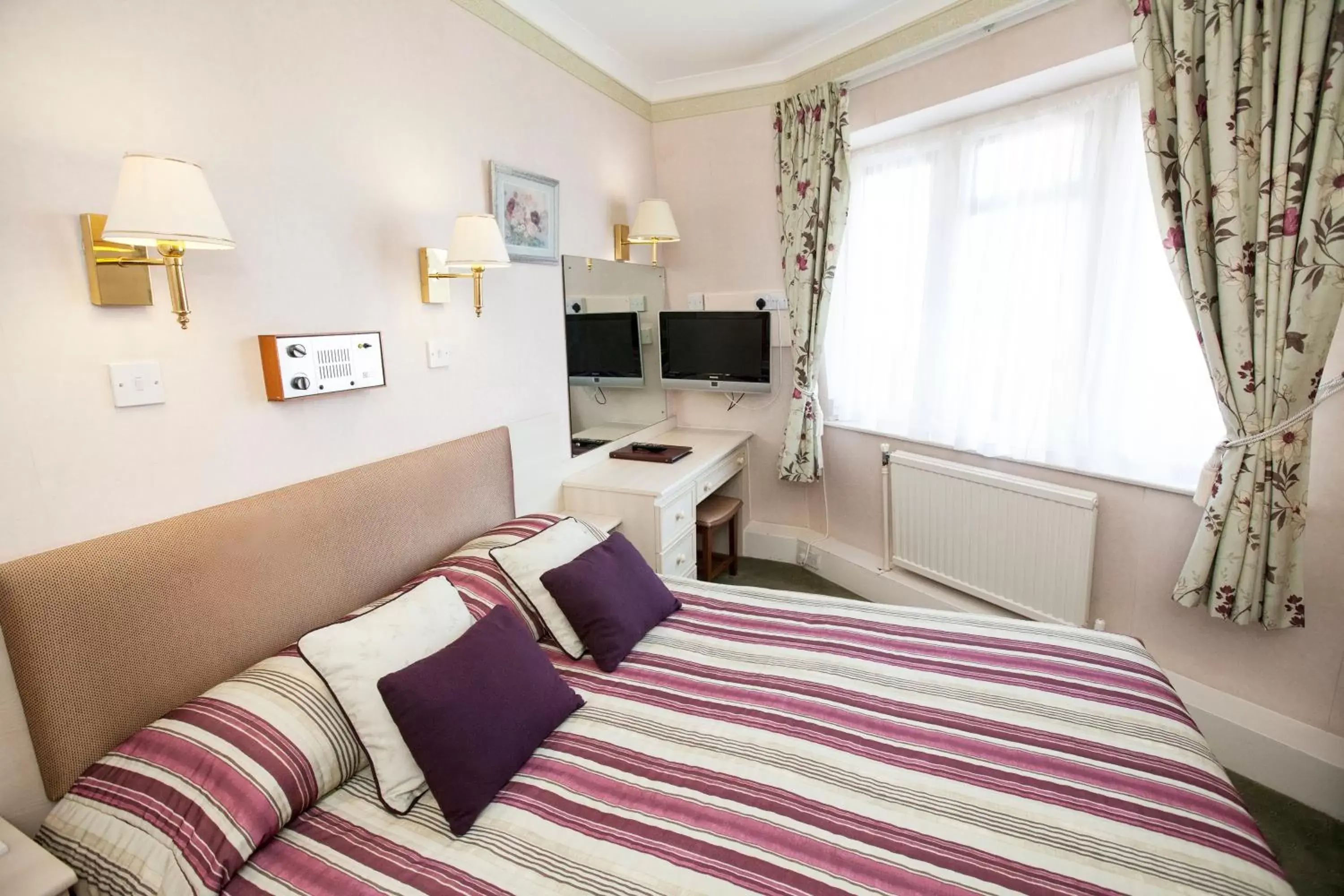 Bedroom in Livermead House Hotel