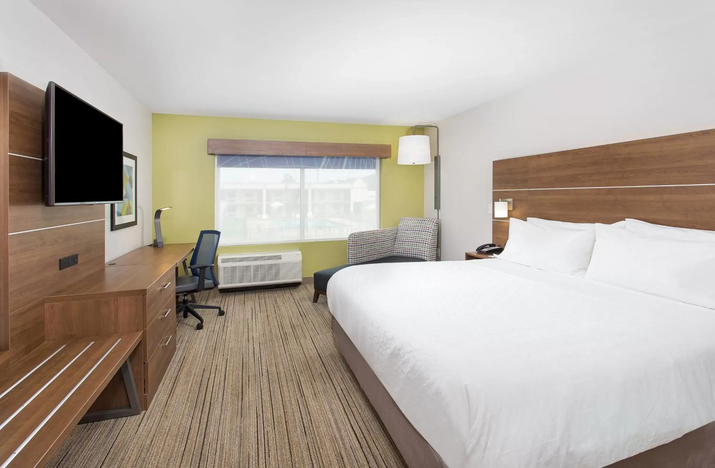 Photo of the whole room, Bed in Holiday Inn Express Williamsburg, an IHG Hotel