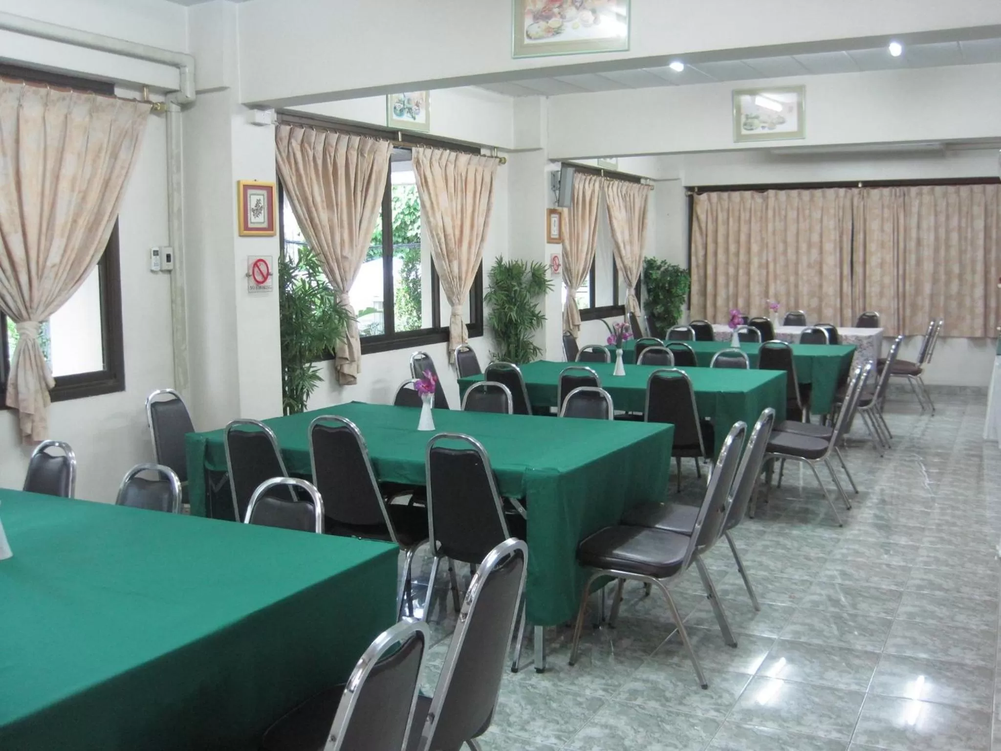 Restaurant/places to eat in P Park Residence Charansanitwong