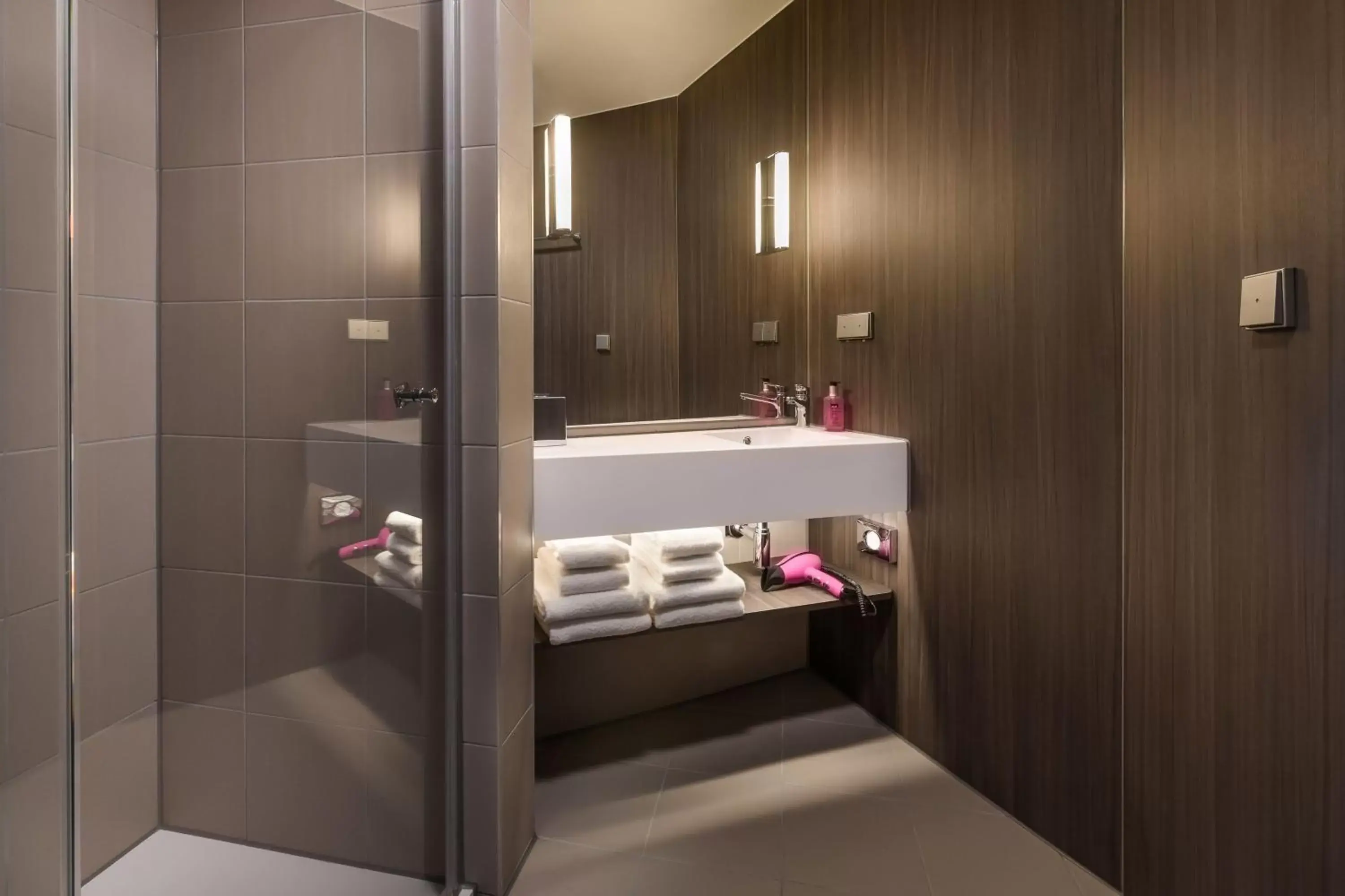 Photo of the whole room, Bathroom in Moxy Dresden Neustadt