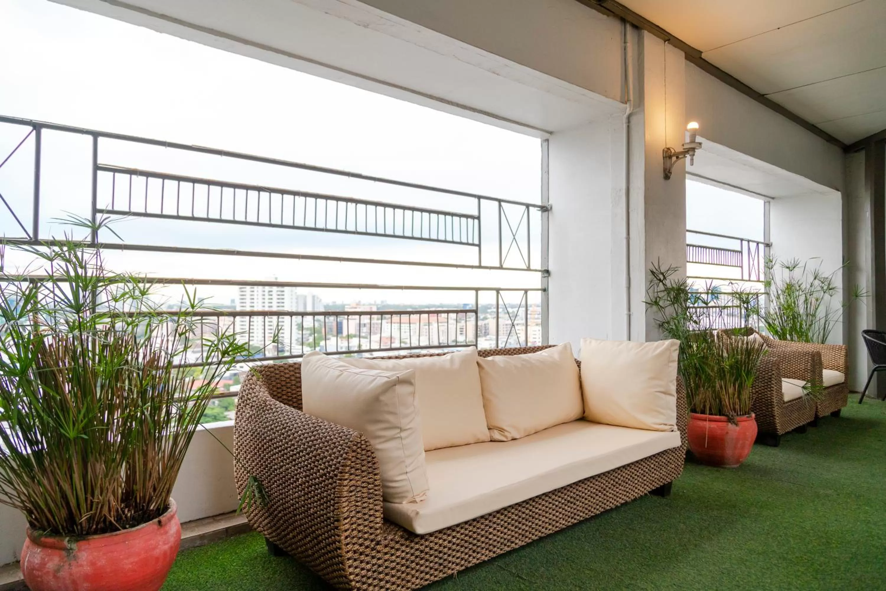 Swimming pool in Pinnacle Lumpinee Park Hotel