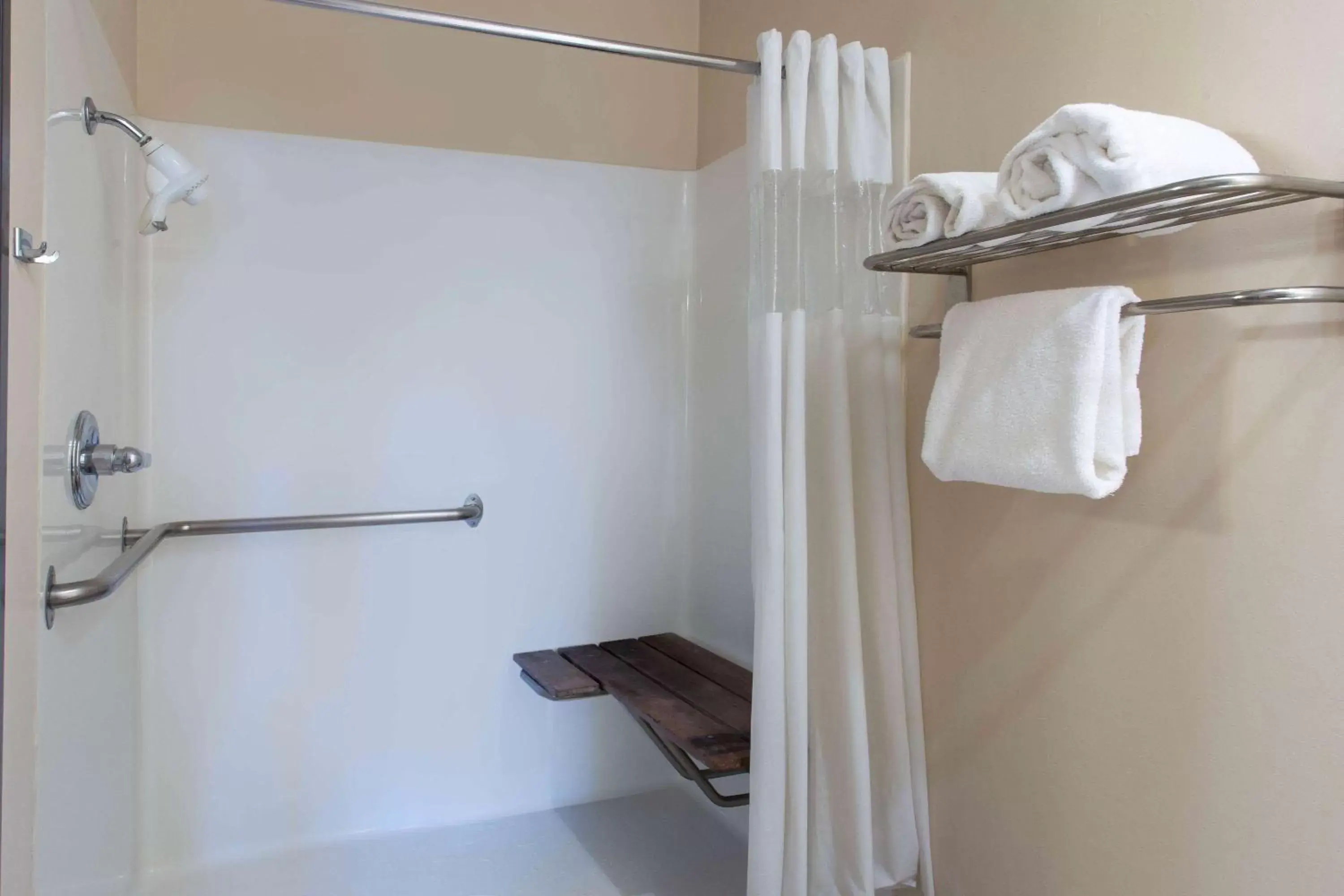 Shower, Bathroom in Ramada by Wyndham Glendale Heights/Lombard